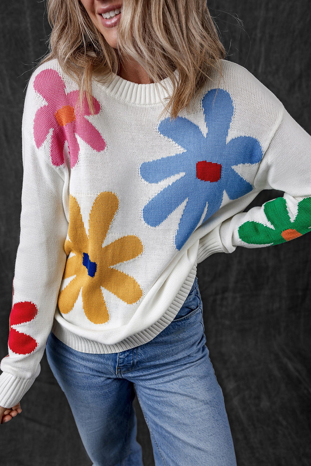 Pull a col rond a motif de grandes fleurs colorées