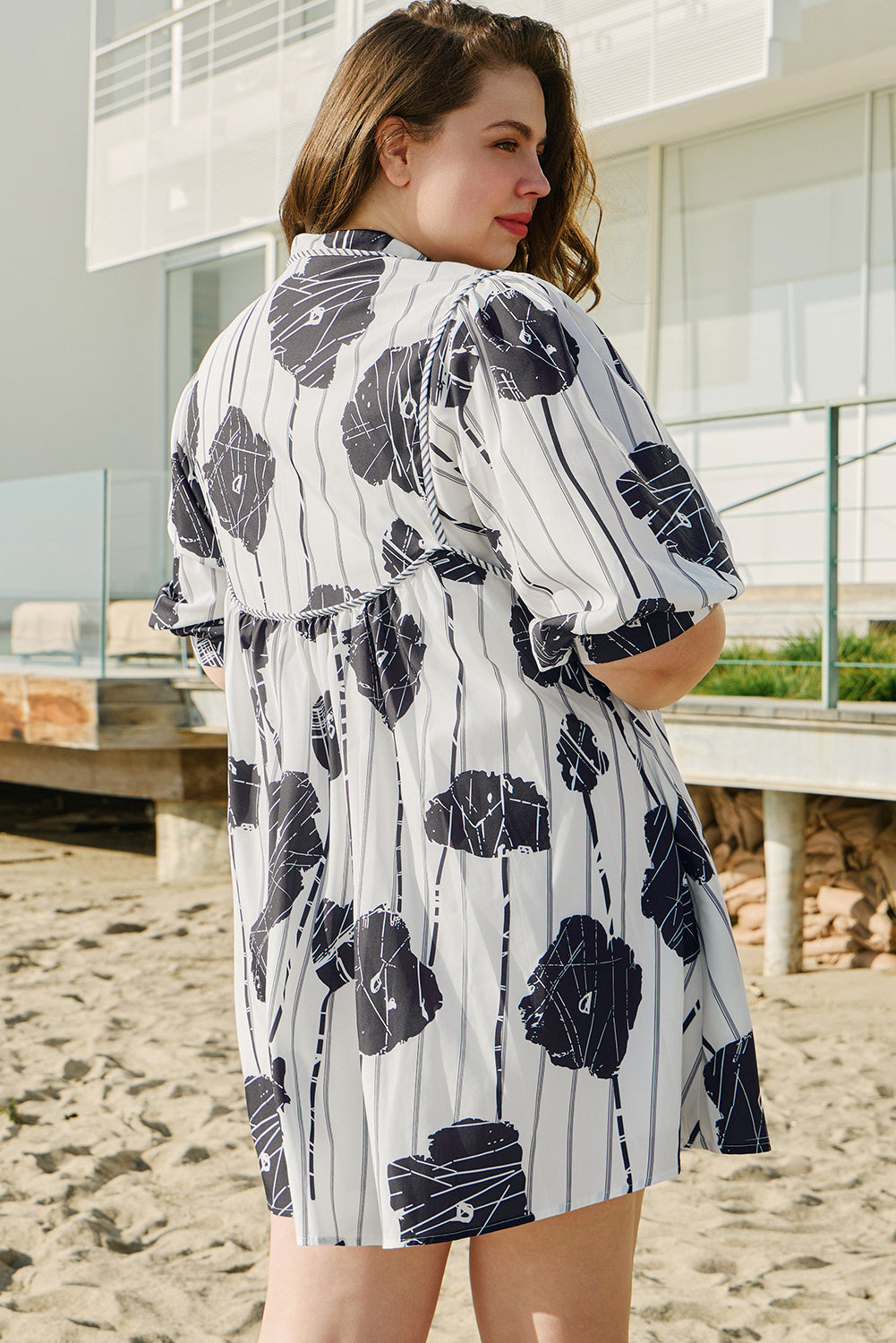 Robe courte fleurie grande taille à manches 3/4 bouffantes et col à lacets