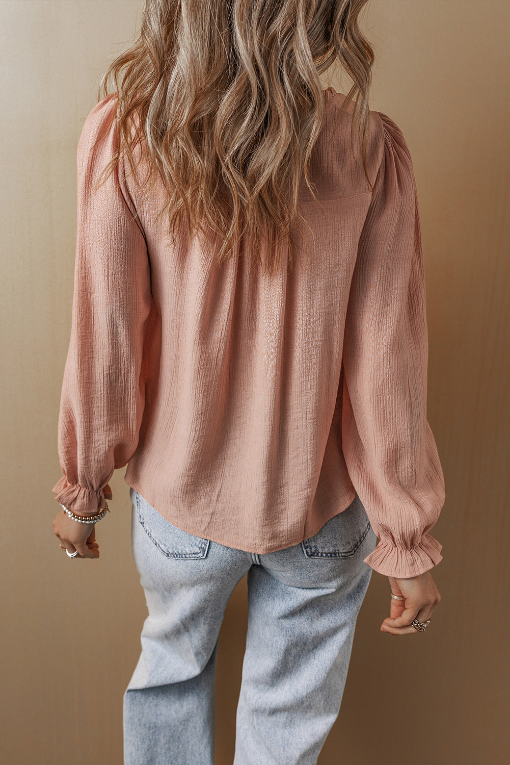 Blouse élégante a manches volantées texturées brodées florales
