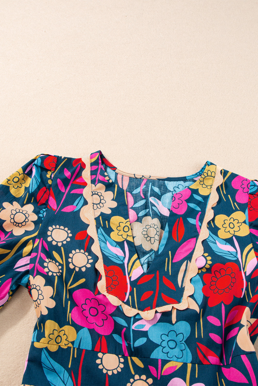 Robe longue rétro à imprimé floral et col fendu