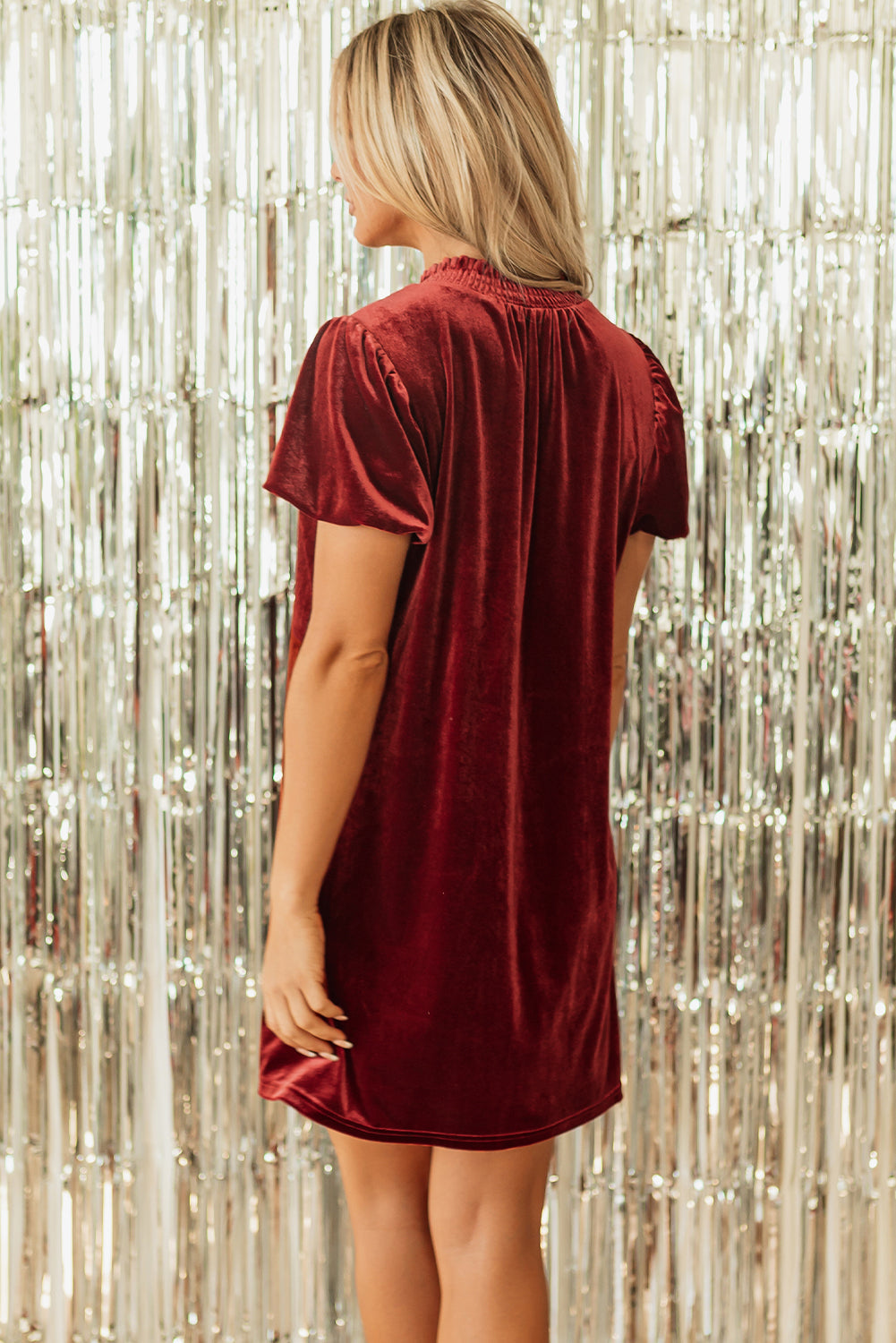 Mini-robe droite en velours a encolure smockée et manches bouffantes