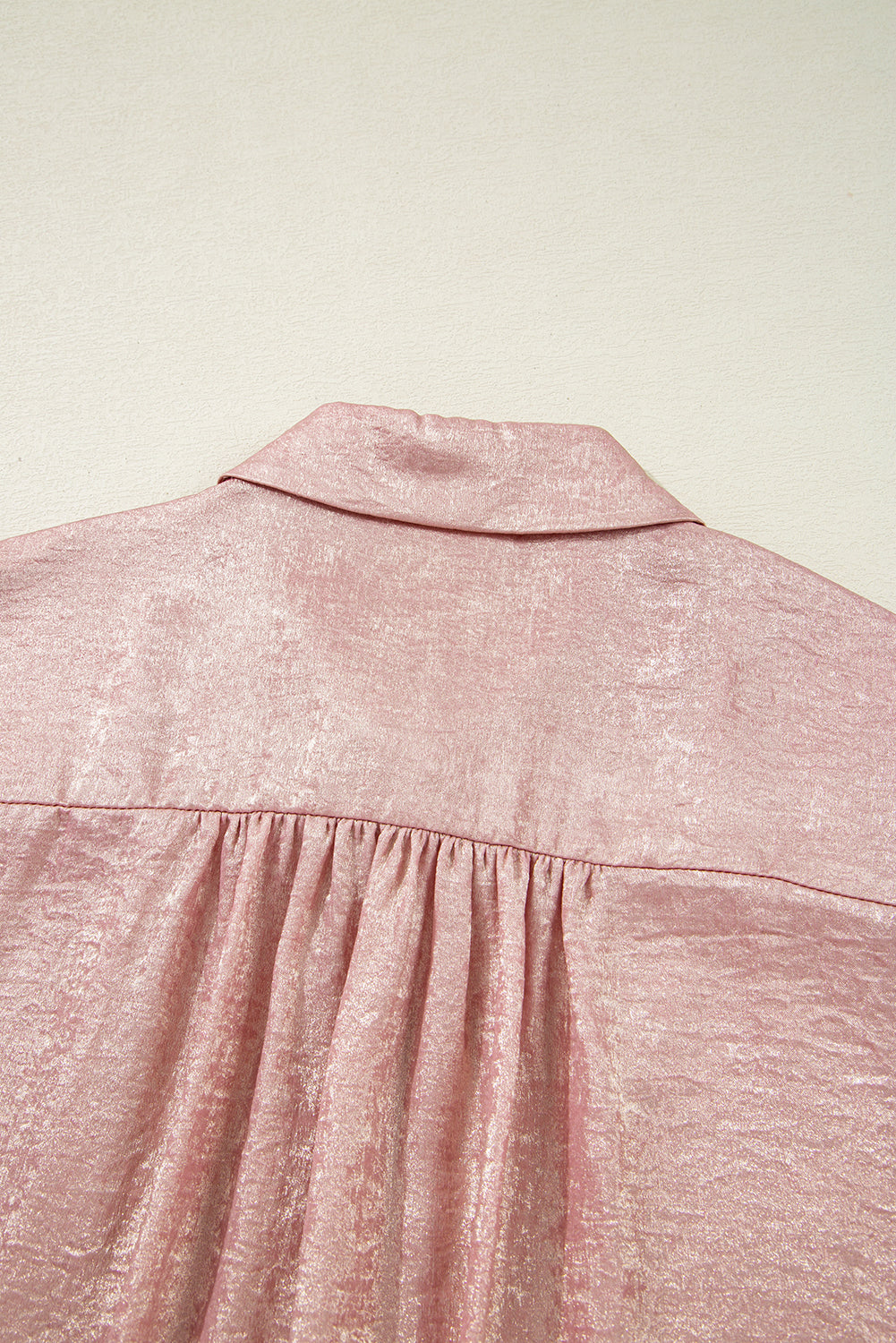 Chemise ample à manches courtes et boutons métalliques
