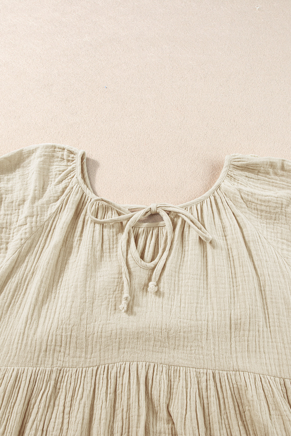 Blouse brodée froissée à manches bulles et col noué