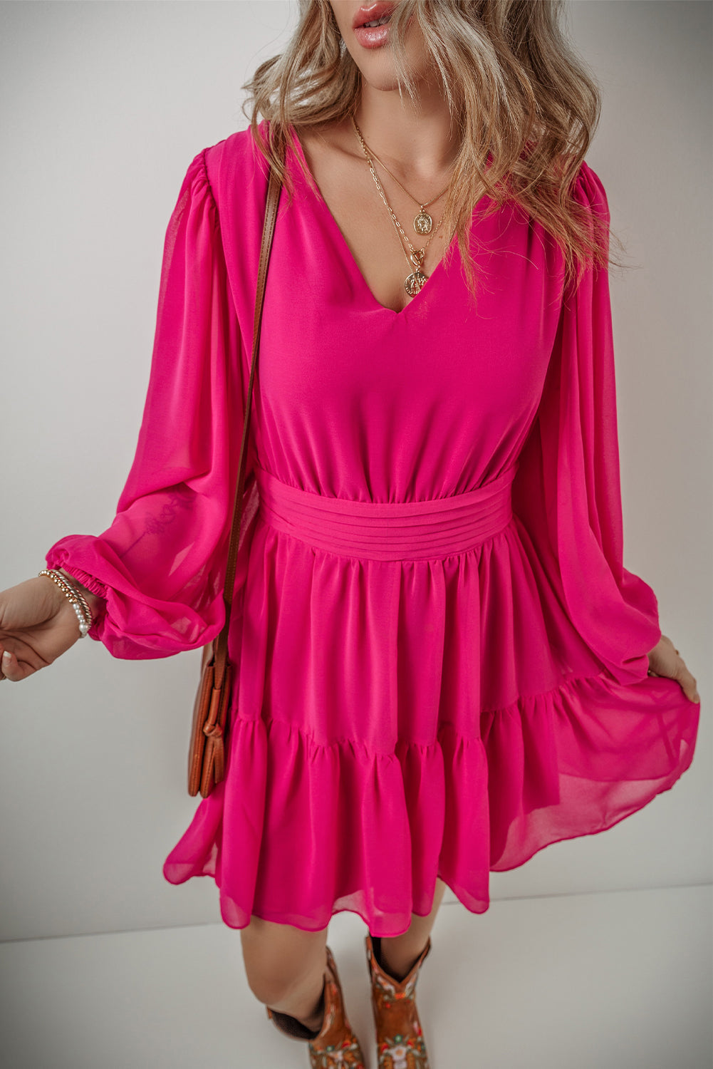 Mini-robe plissée à manches longues bouffantes et col en V