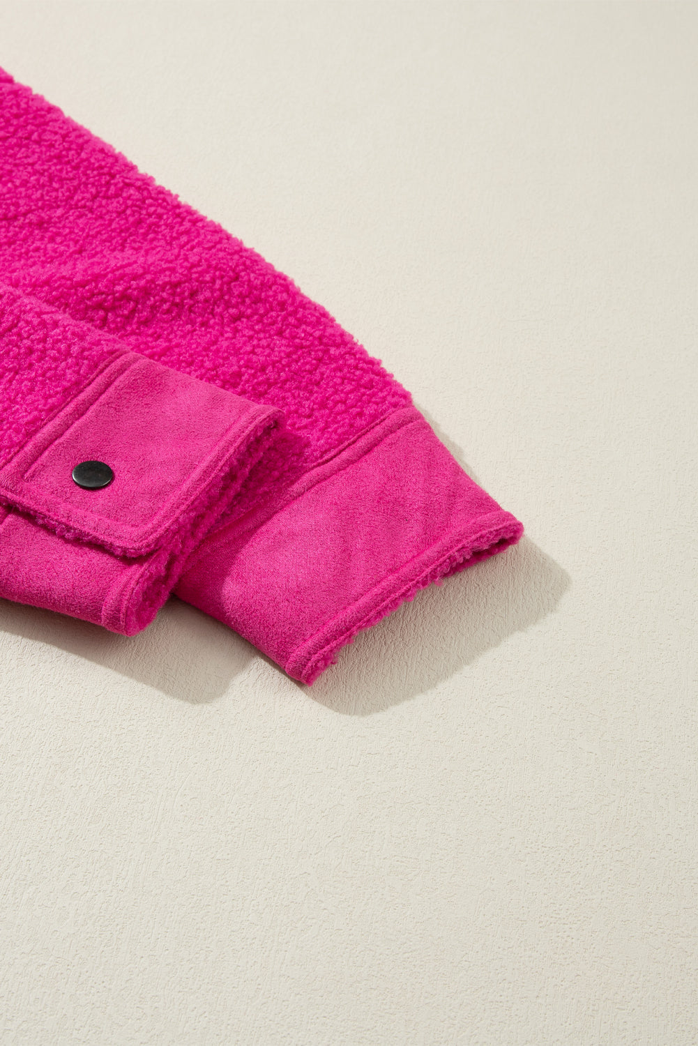 Veste boutonnée en patchwork sherpa en faux suède