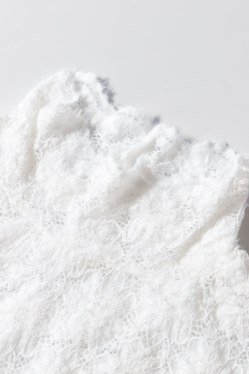 Haut a manches longues et col montant en dentelle florale