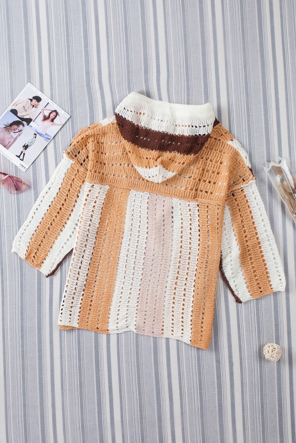 Pull à capuche rayé blanc à découpes color block