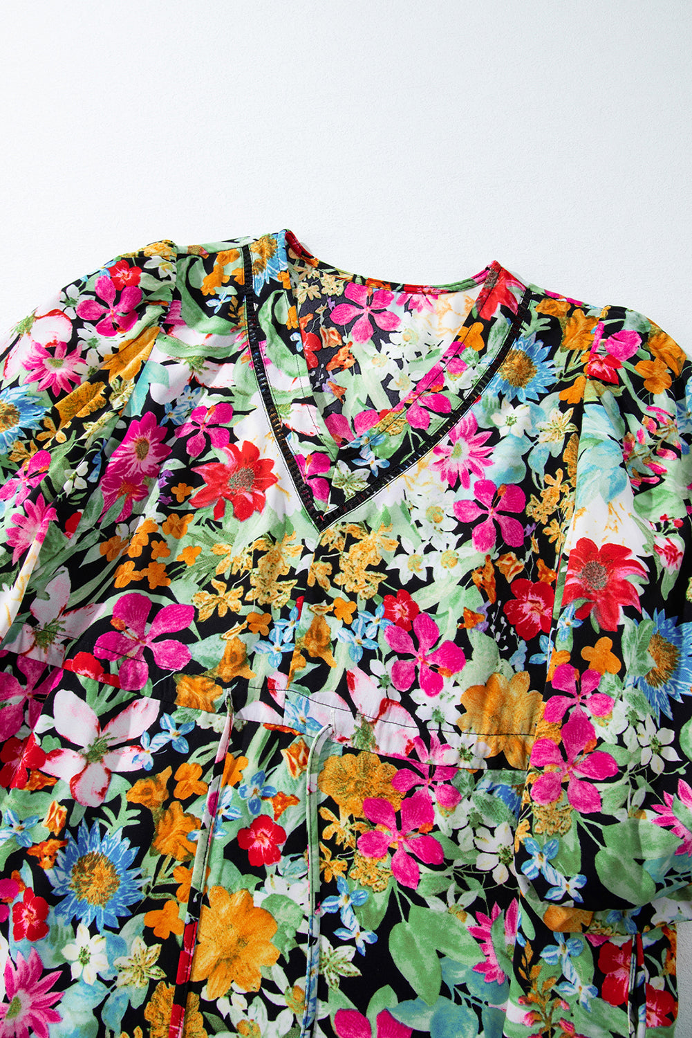 Robe florale à manches bouffantes et col en V avec cordon de serrage et pampilles