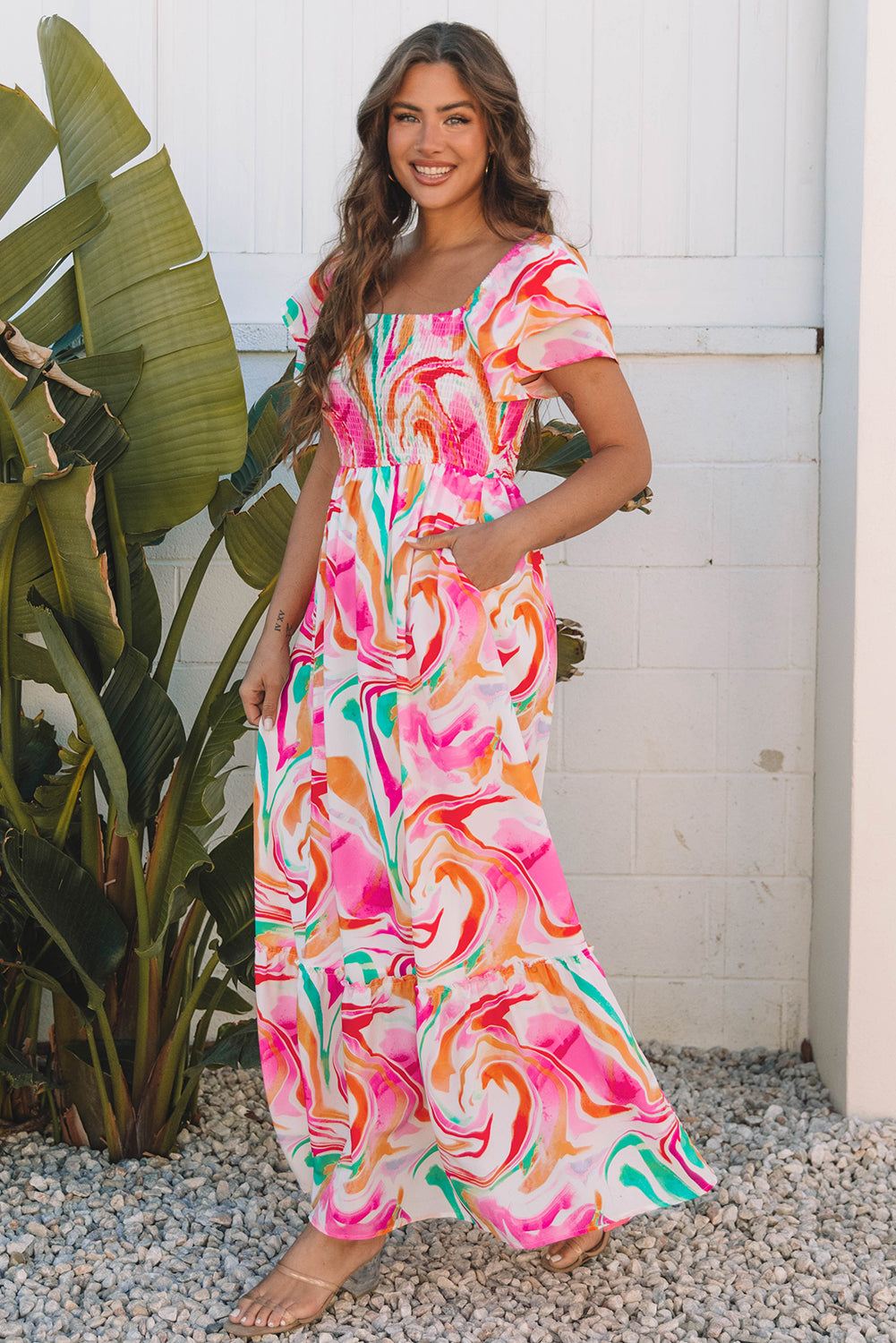 Robe longue à imprimé abstrait, manches à volants et buste froncé