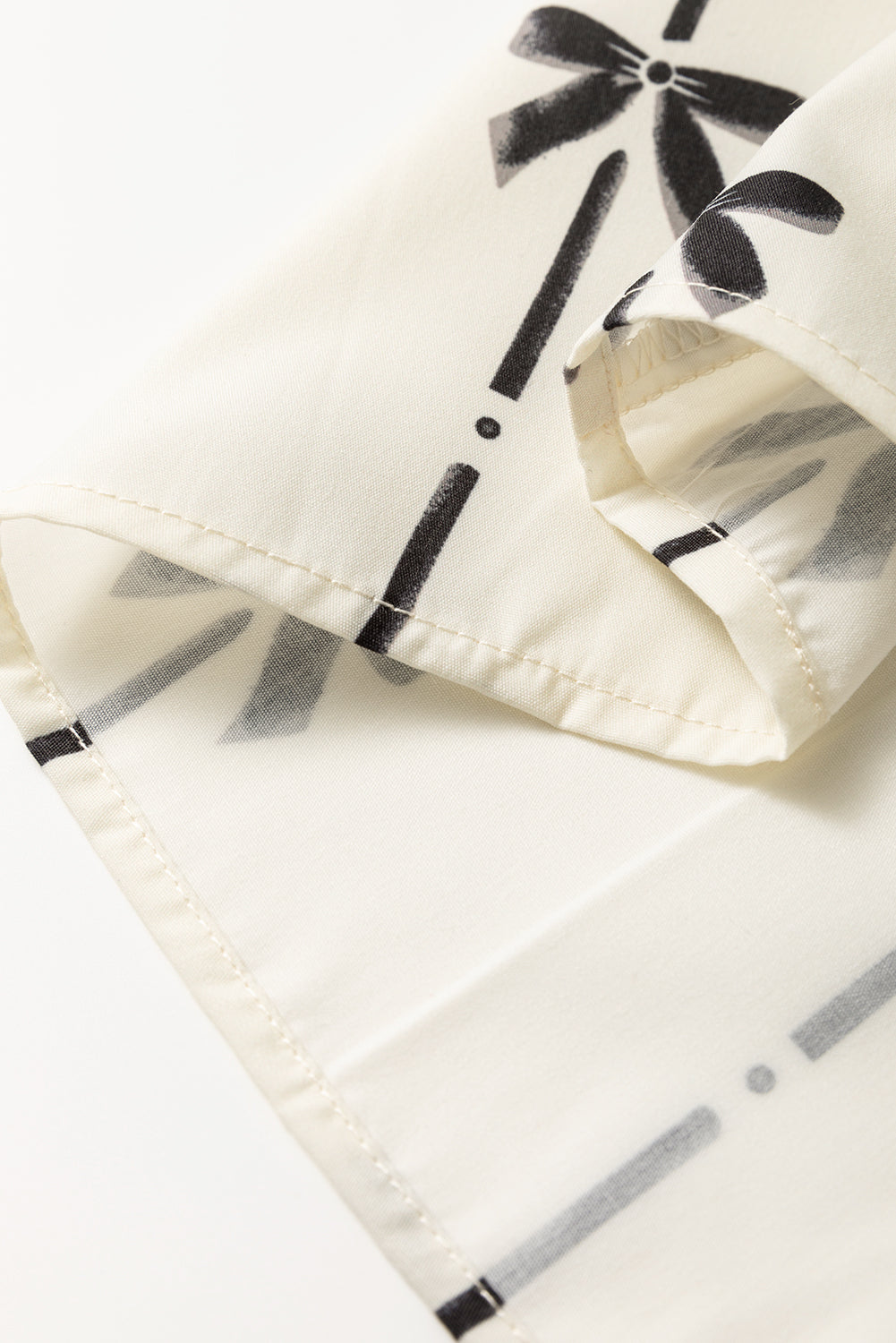 Blouse a col en V cranté et a volants imprimés avec nœud