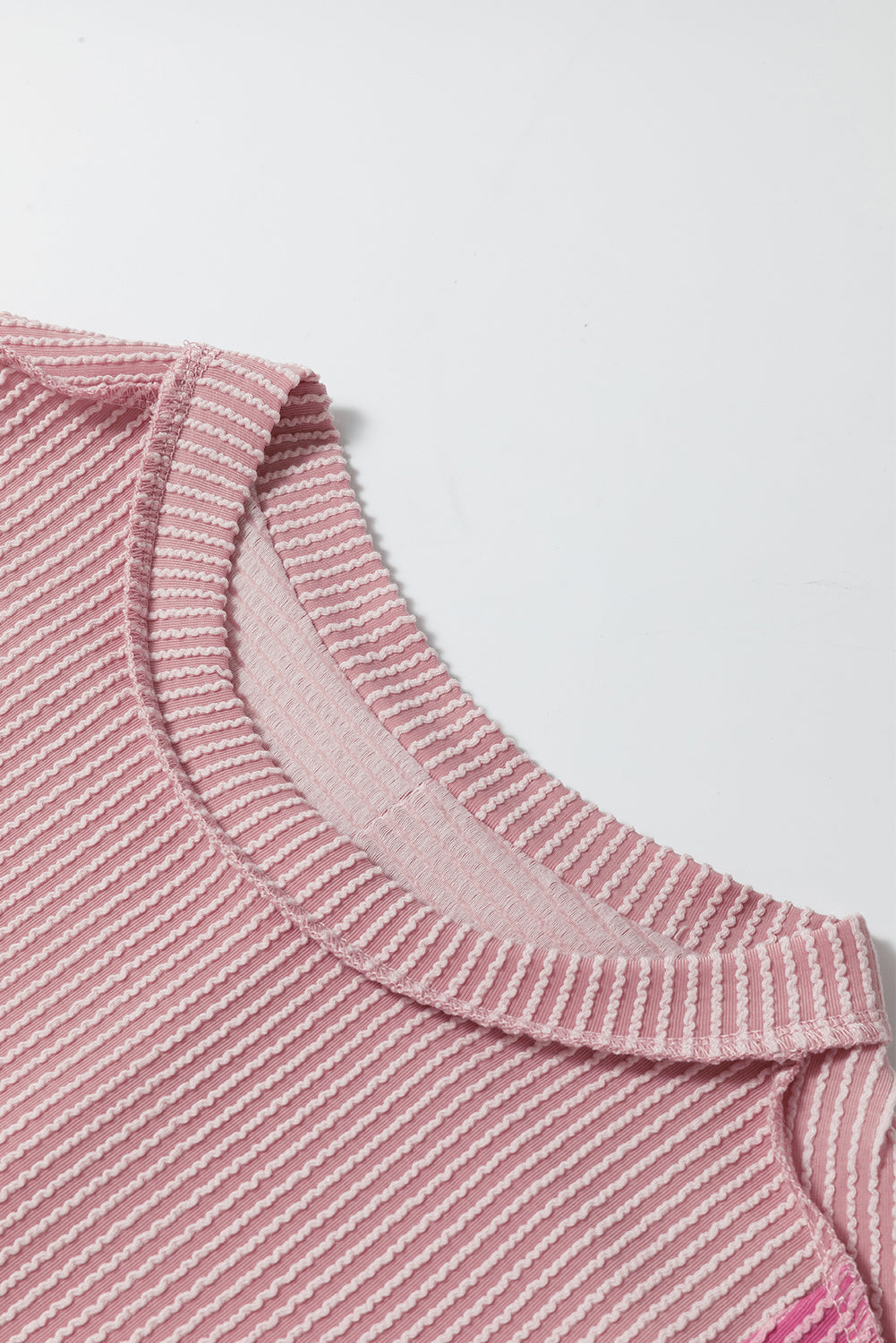 T-shirt ras du cou texturé rose à blocs de couleurs