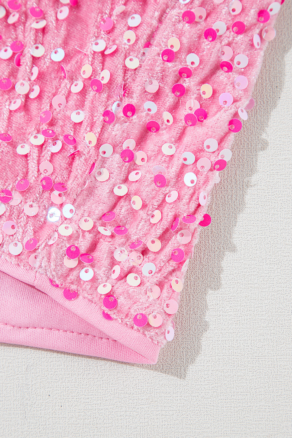 Mini-robe moulante a sequins et manches bouffantes