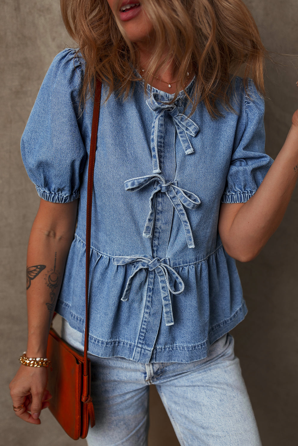 Chemise en jean péplum nouée sur le devant a manches bulles