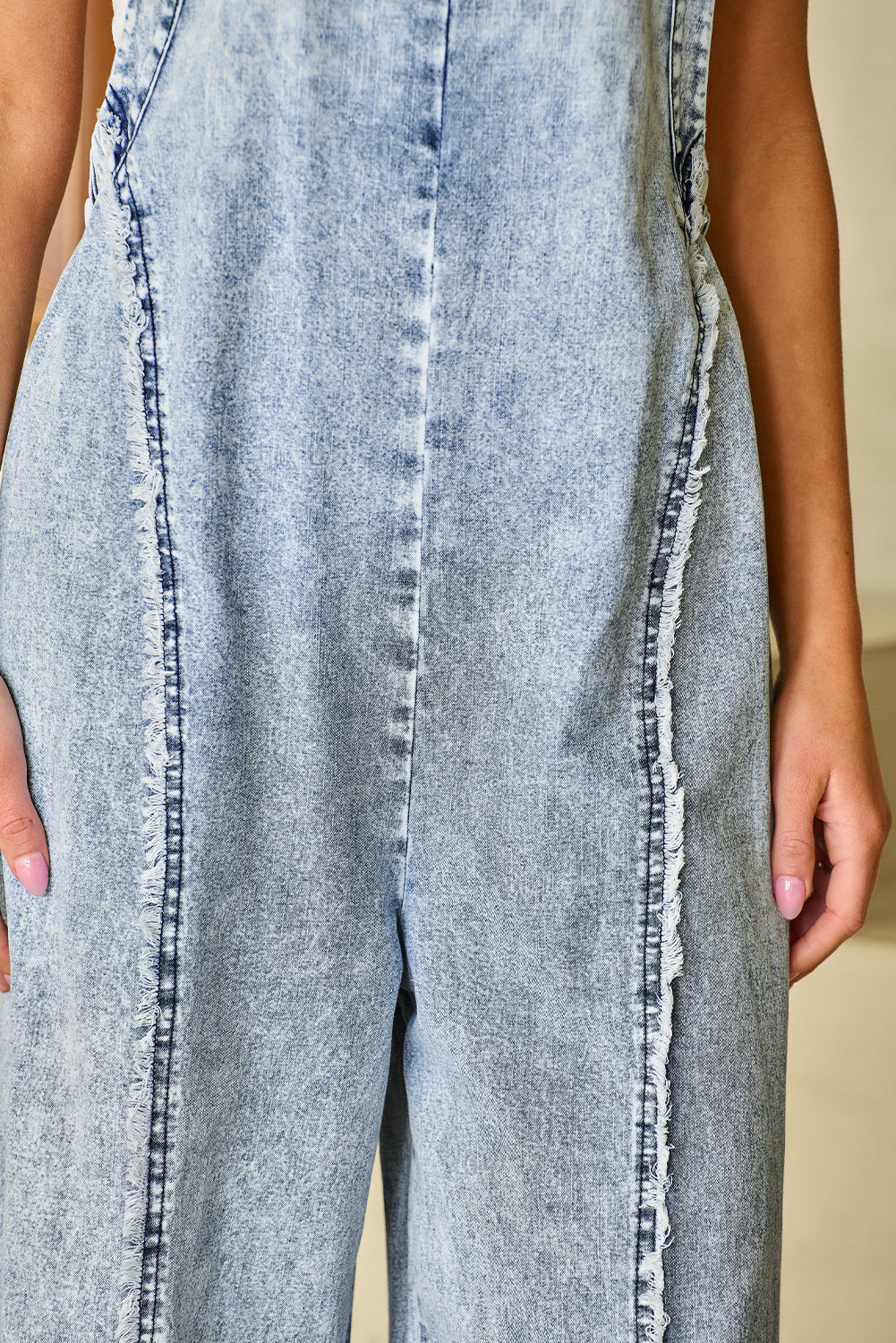 Salopette en denim à jambe large et effilochée délavé clair coutures apparentes