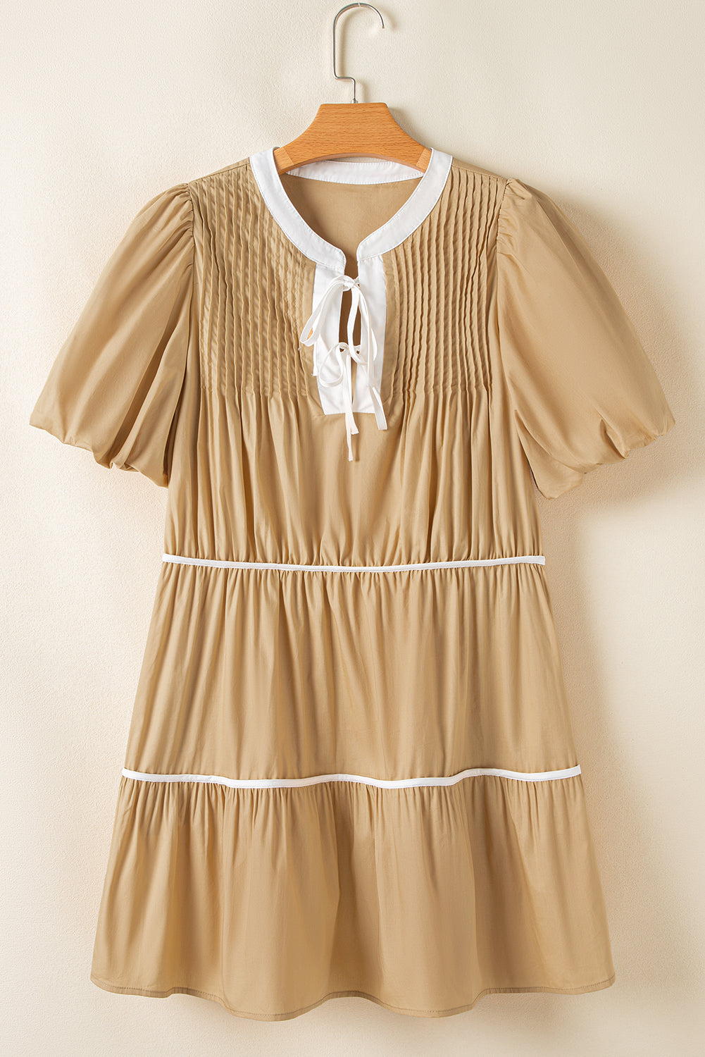 Robe courte à manches bouffantes et bordure contrastante, col noué
