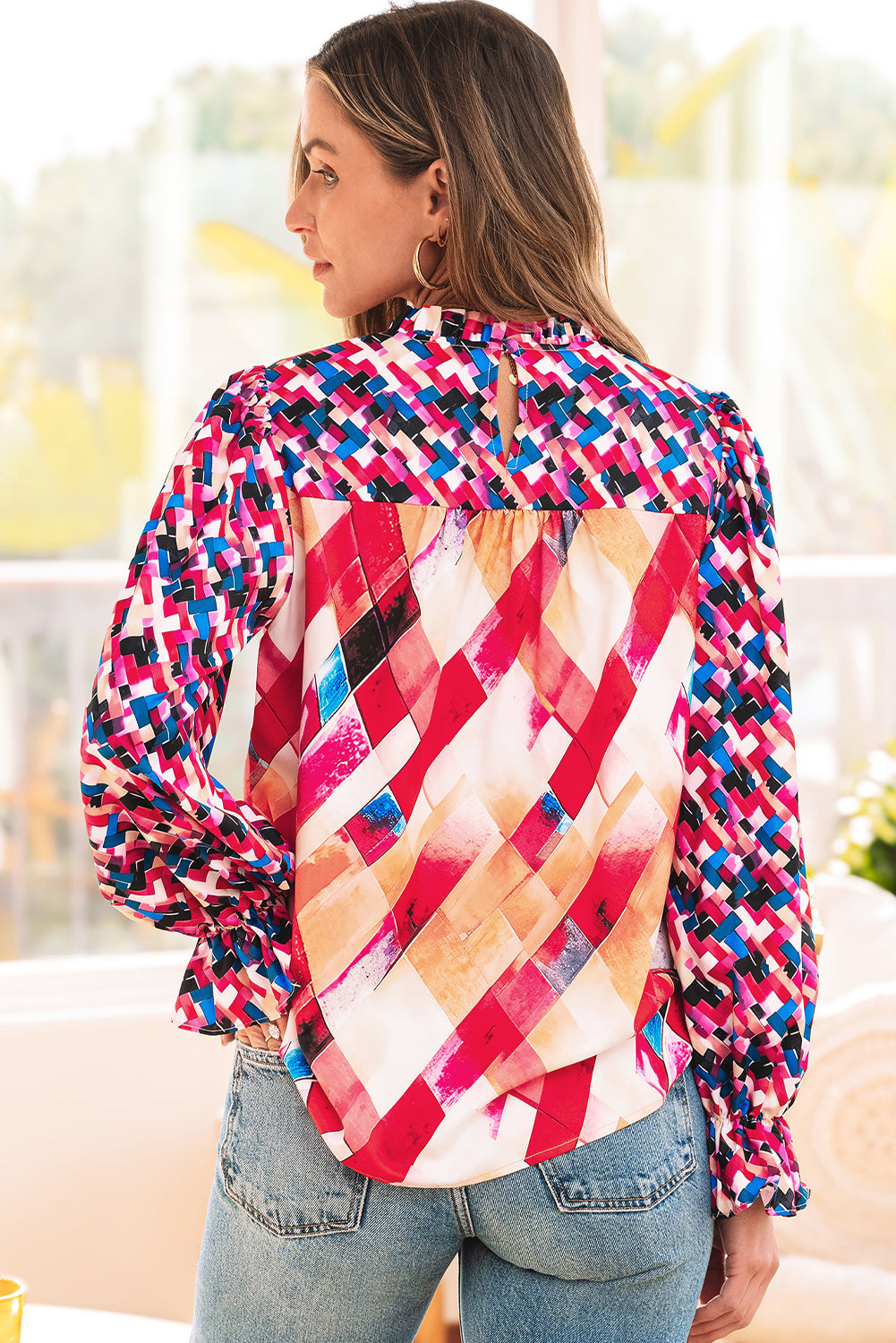 Chemisier à manches bouffantes et motifs géométriques abstraits en patchwork