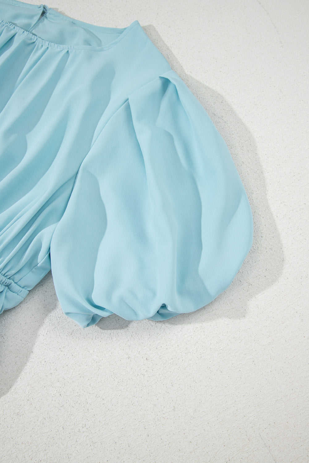 Robe mi-longue fluide plissée à manches bouffantes et taille haute