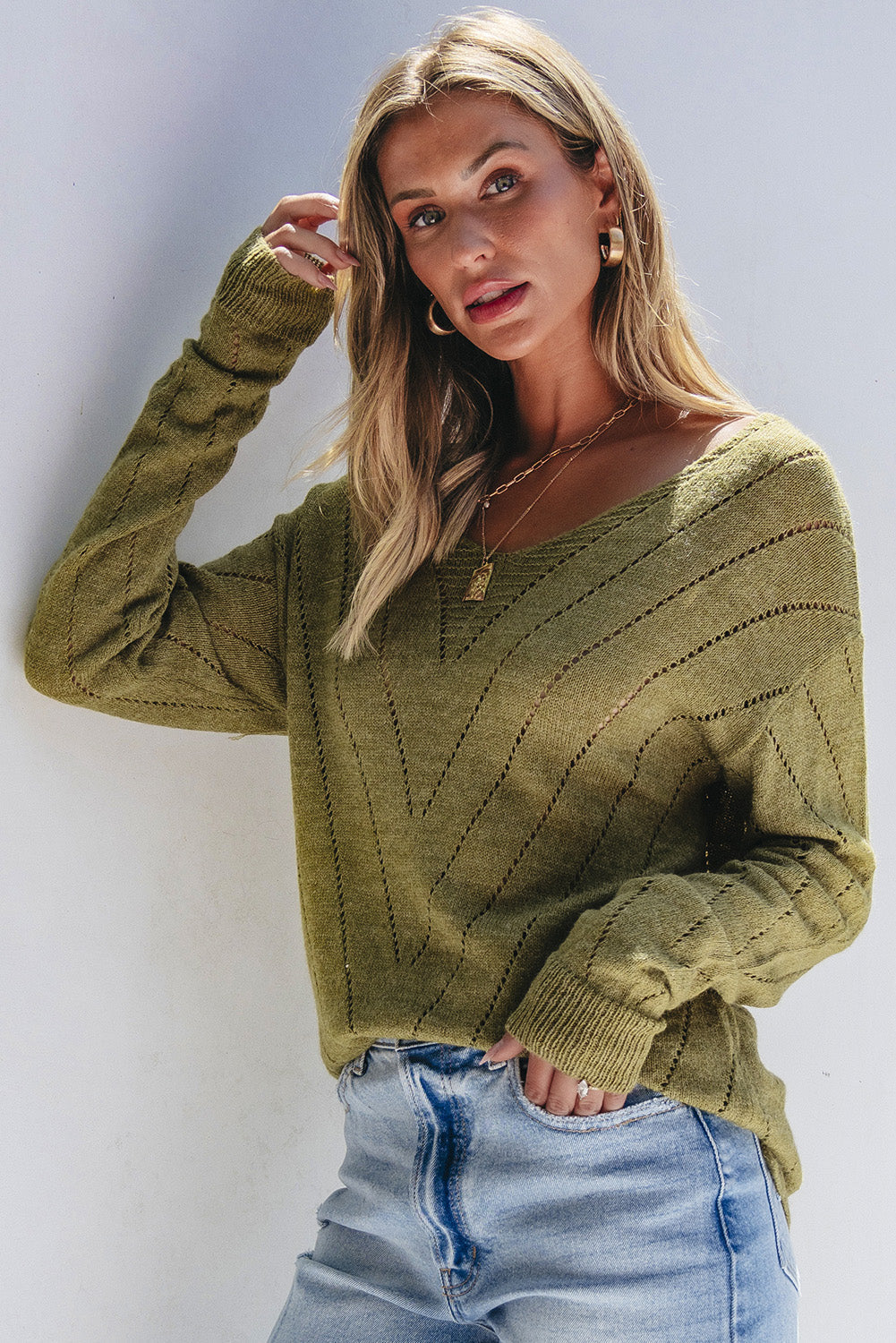 Pull uni à col en V et épaules tombantes avec œillets