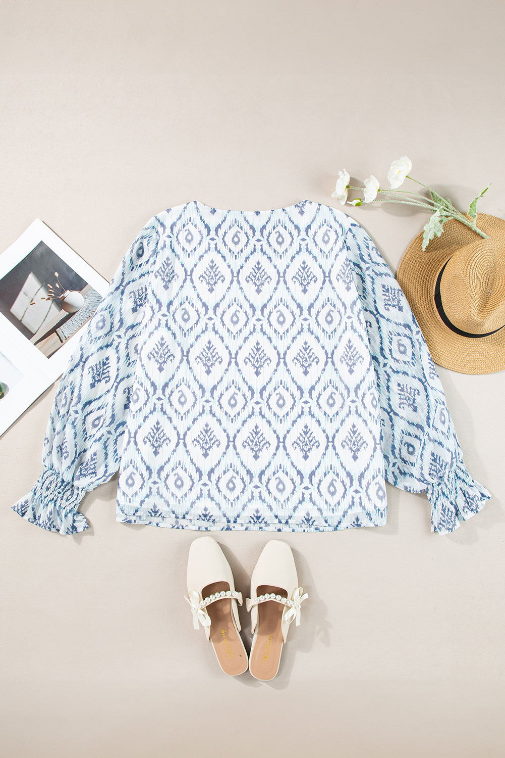 Blouse froncée a imprimé géométrique et manches bouffantes a col en V