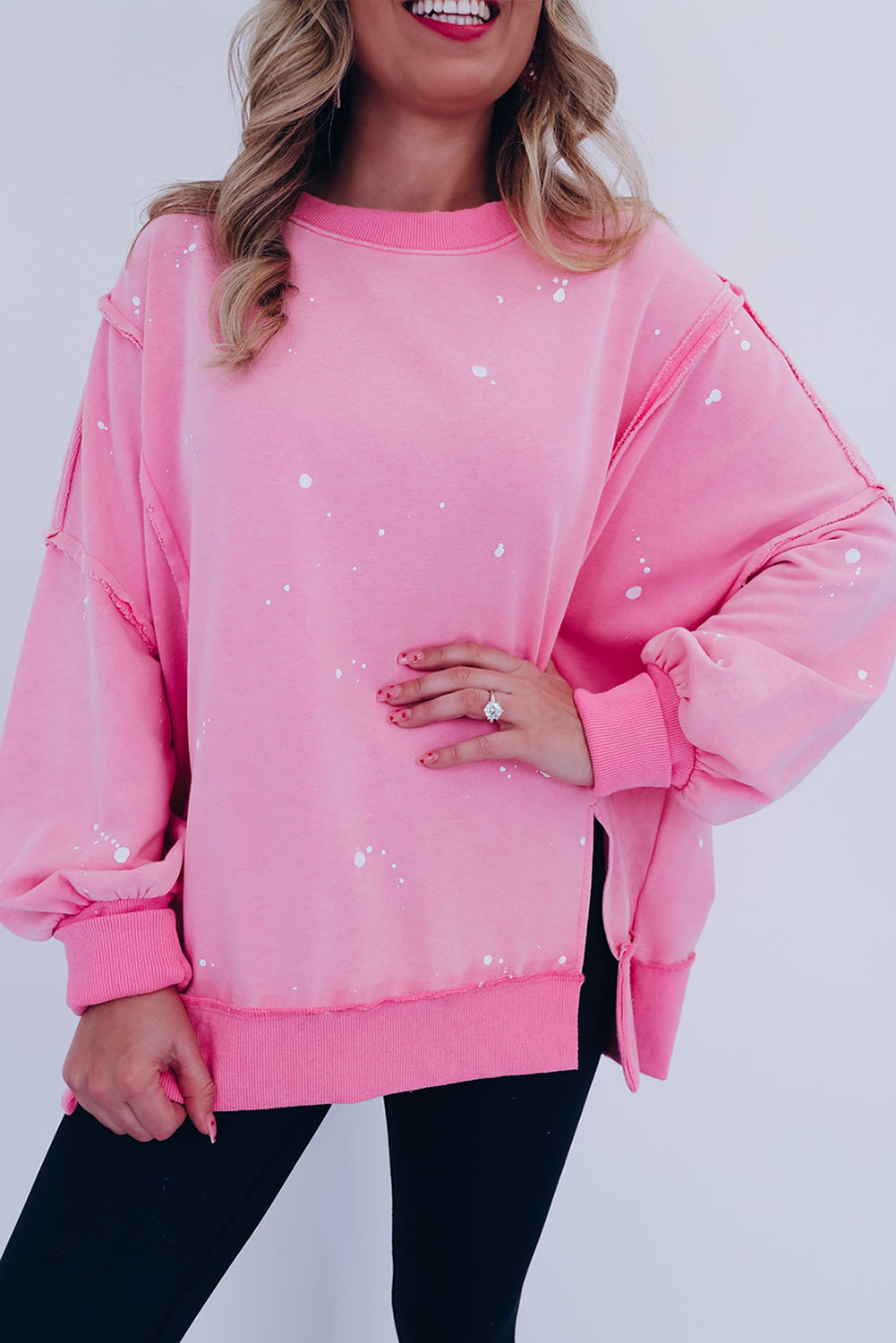 Sweat ample à coutures exposées et taches d'éclaboussures