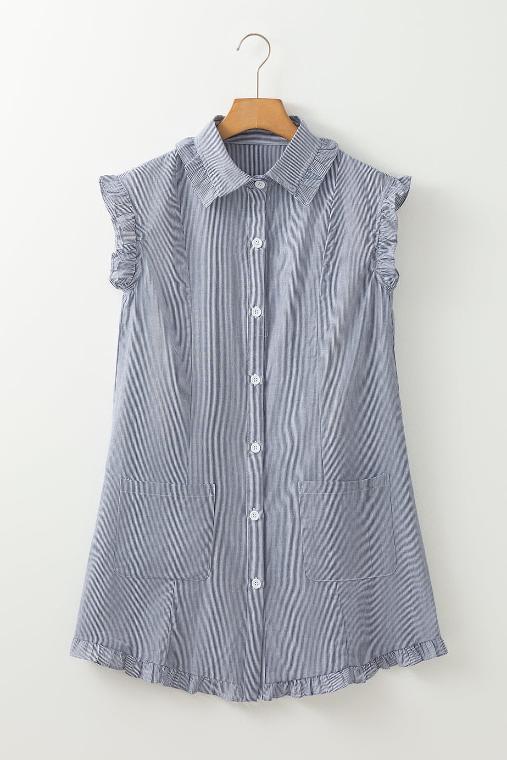 Mini-robe boutonnée sans manches à volants et poche avant