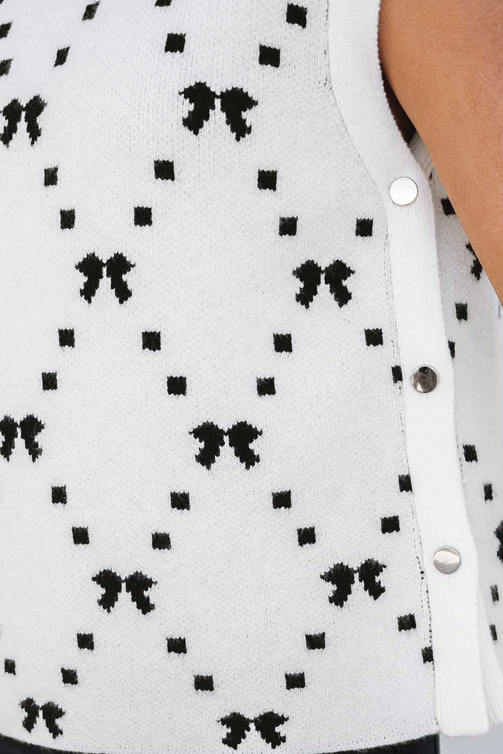Gilet court boutonné à motif nœud sur le côté