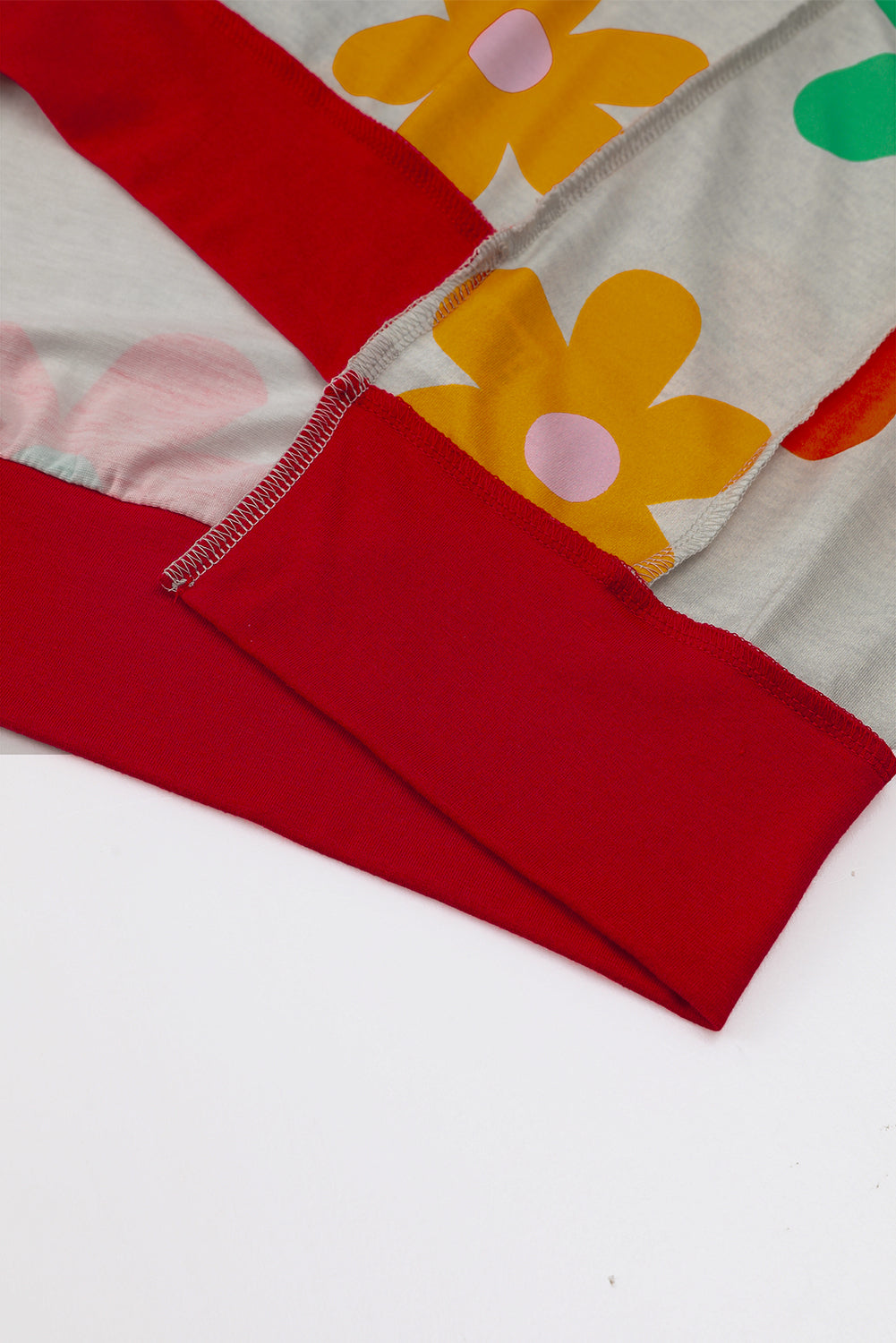 T-shirt a épaules tombantes et bordure contrastée avec œillets floraux