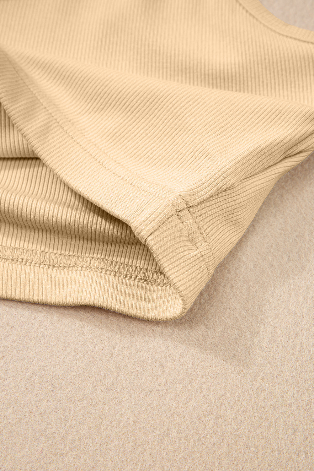 Haut court fourreau sans manches en tricot côtelé