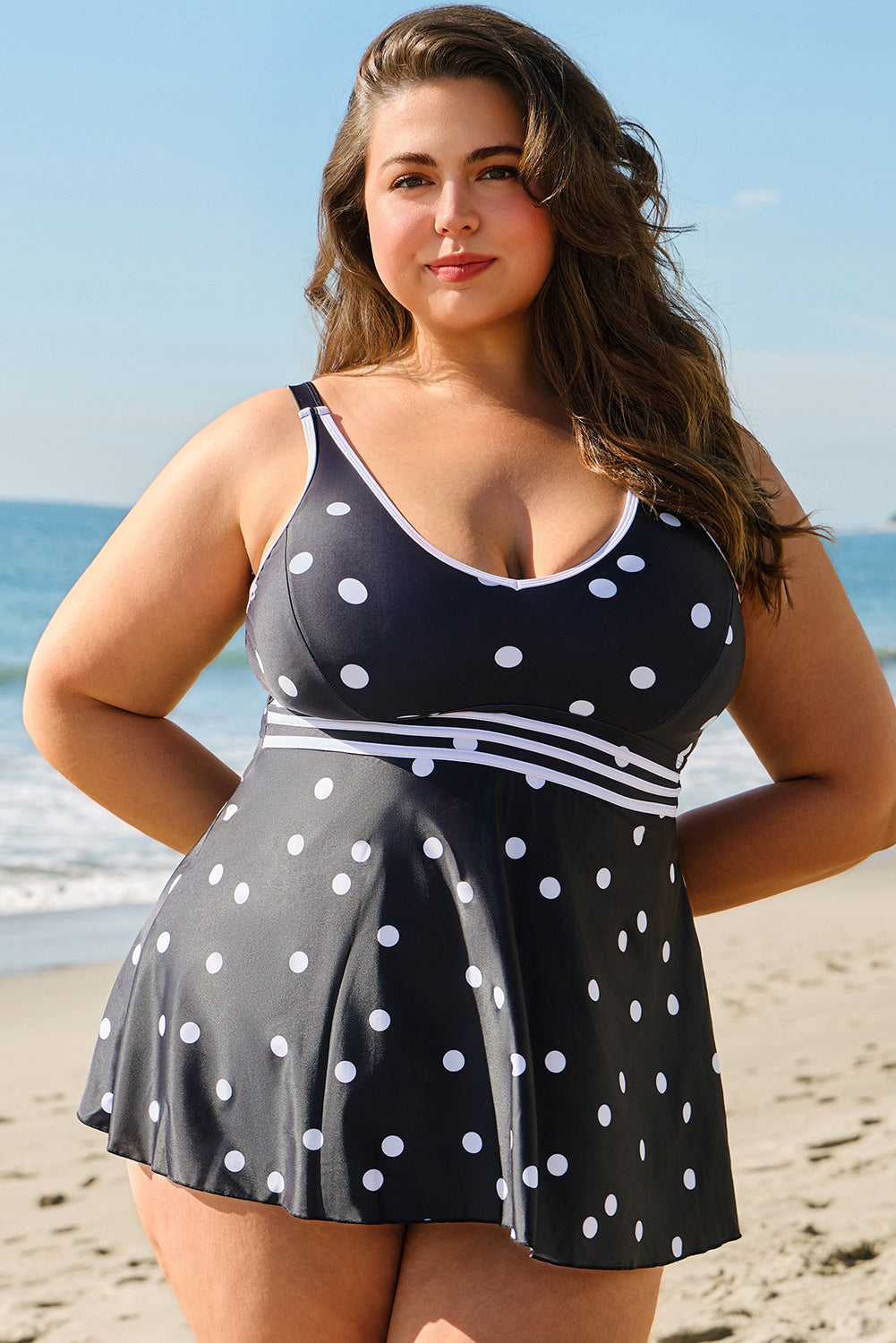 Robe de bain grande taille à col en V et bordure à pois