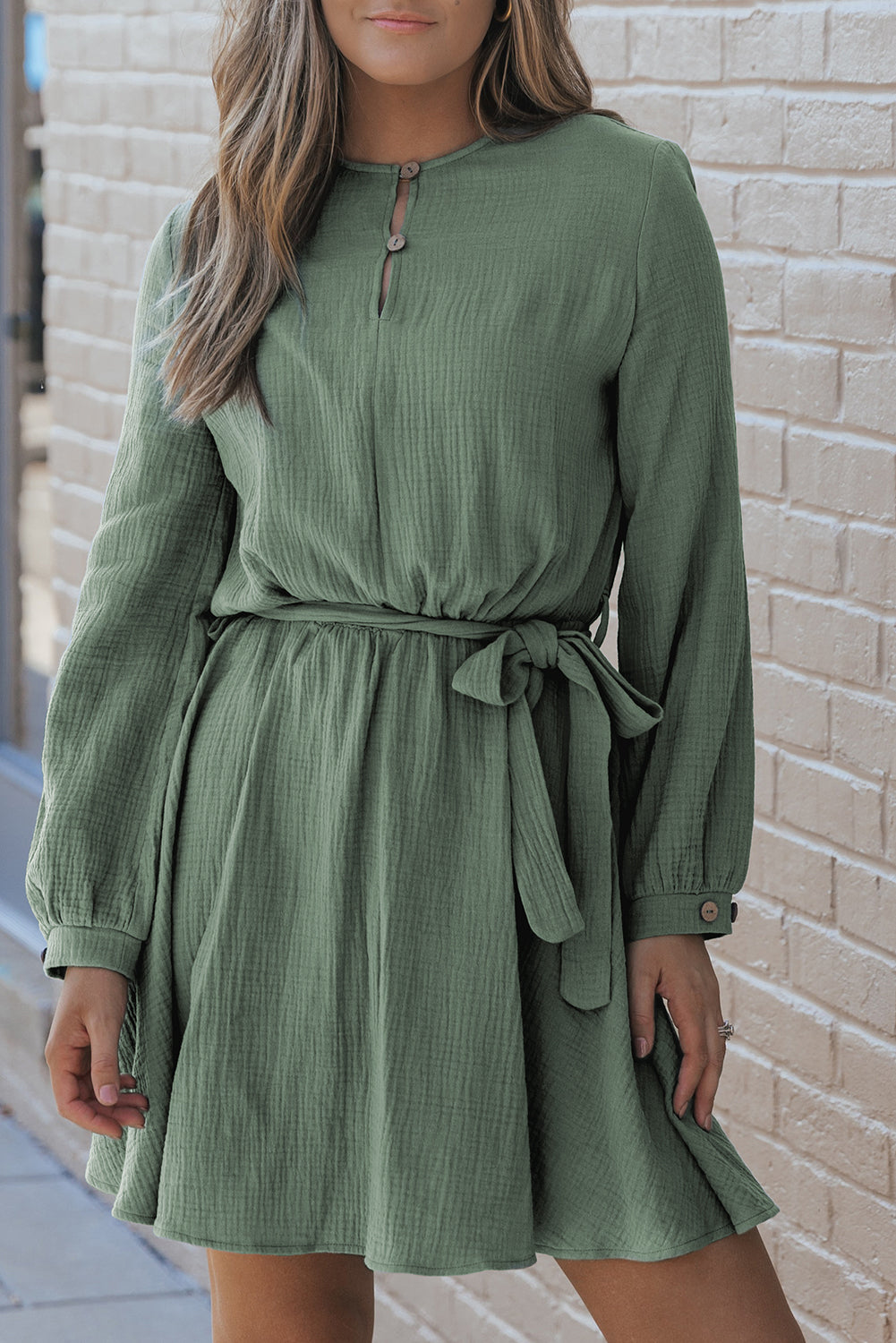 Mini-robe plissée ceinturée à manches bouffantes et col boutonné
