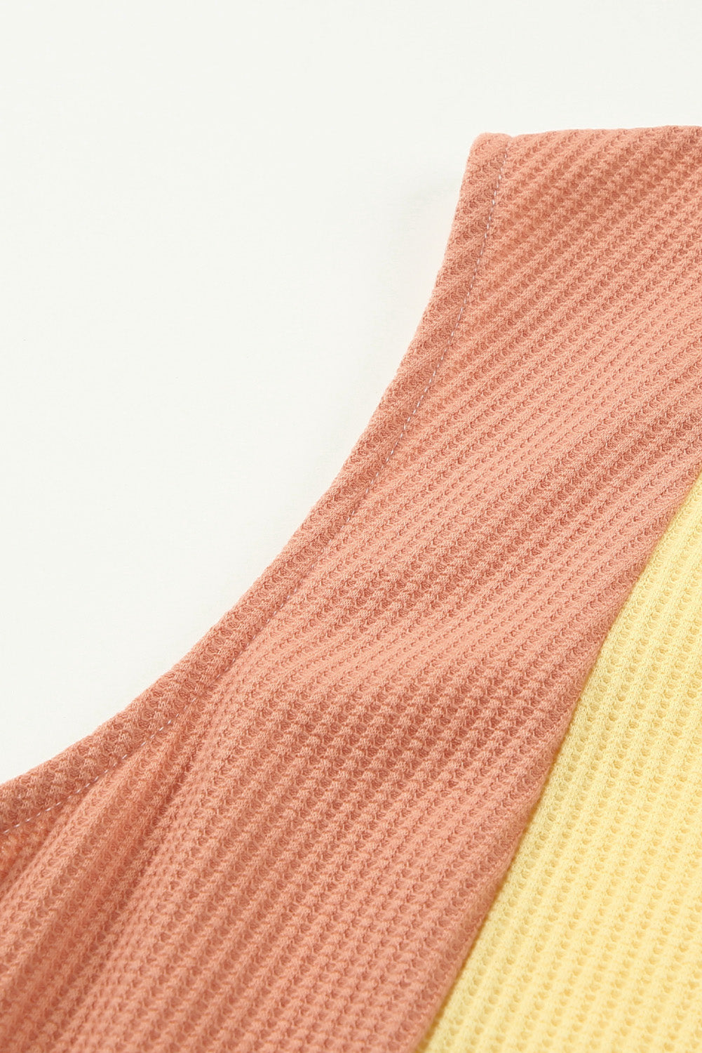 Débardeur en tricot gaufré à col en V et blocs de couleurs