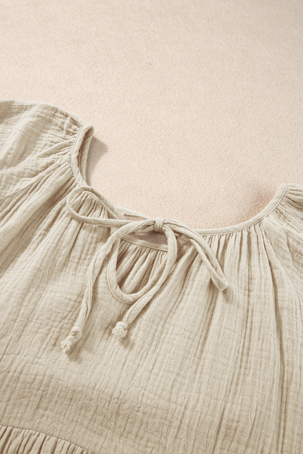 Blouse brodée froissée à manches bulles et col noué