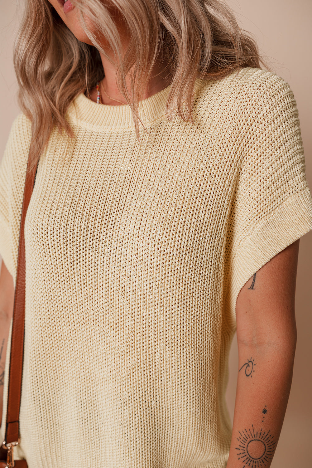T-shirt en tricot à manches courtes et col rond, couleur unie, avec ailes de chauve-souris