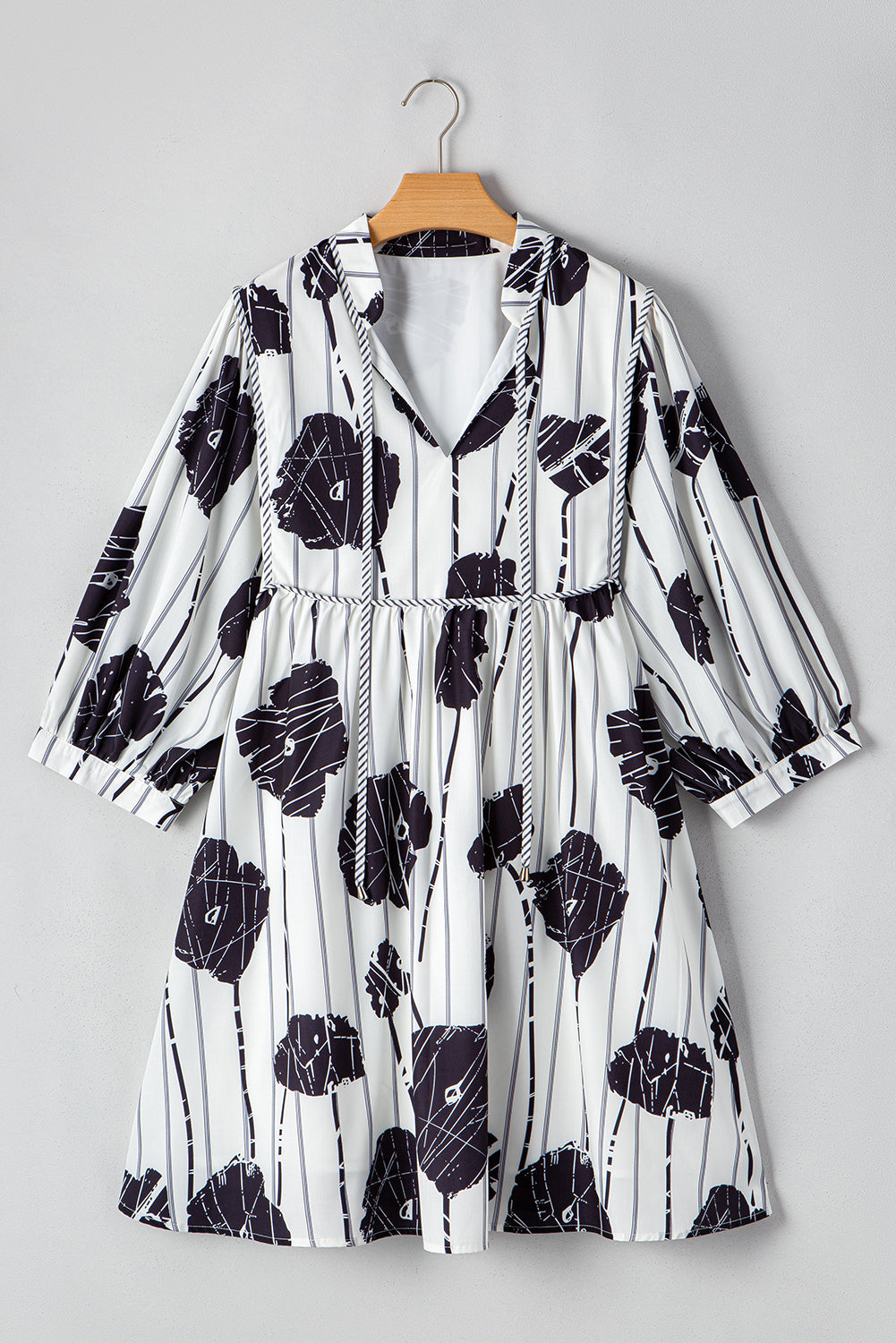 Robe courte fleurie grande taille à manches 3/4 bouffantes et col à lacets