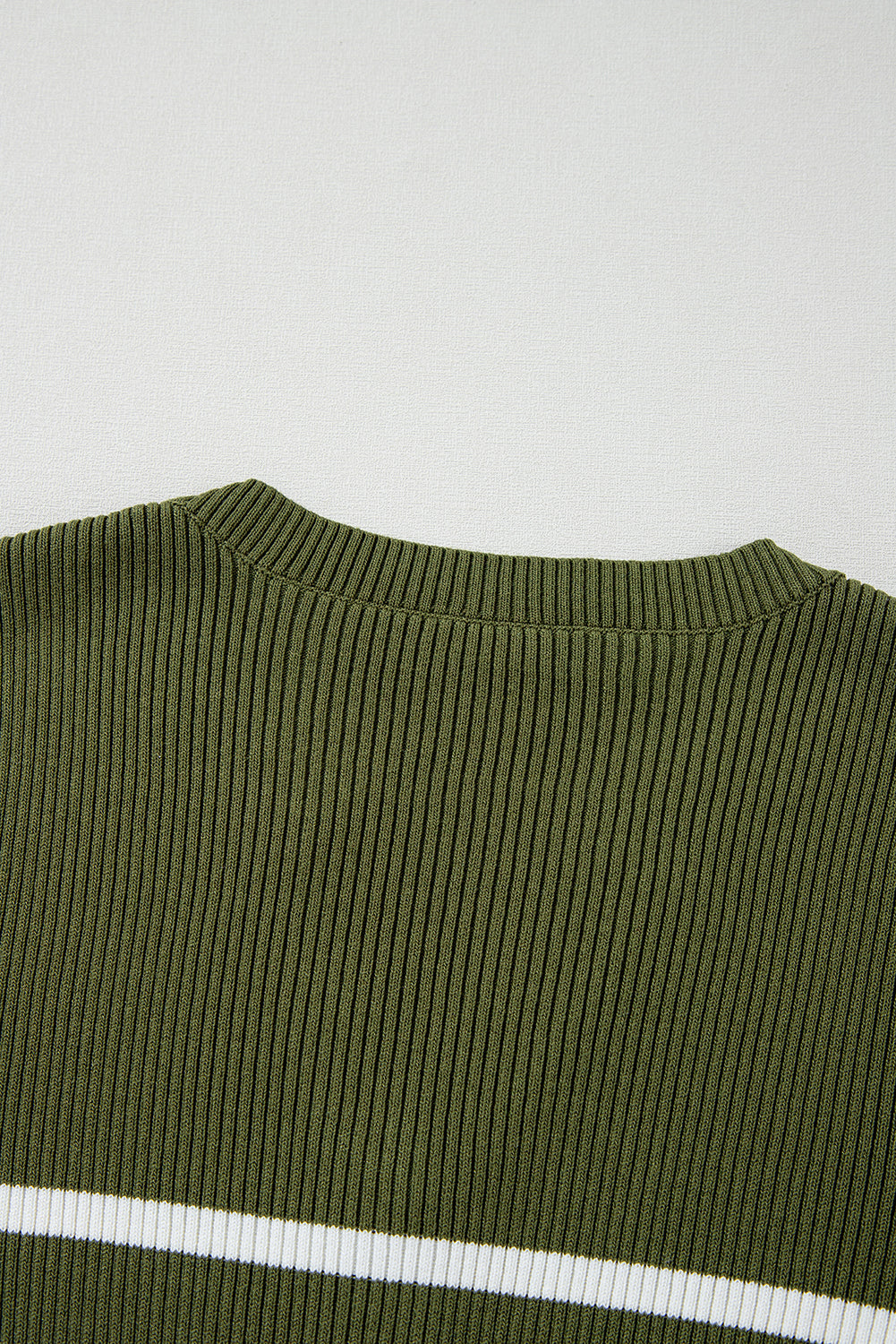 Pull coupe ajustée en tricot côtelé avec boutons Henley