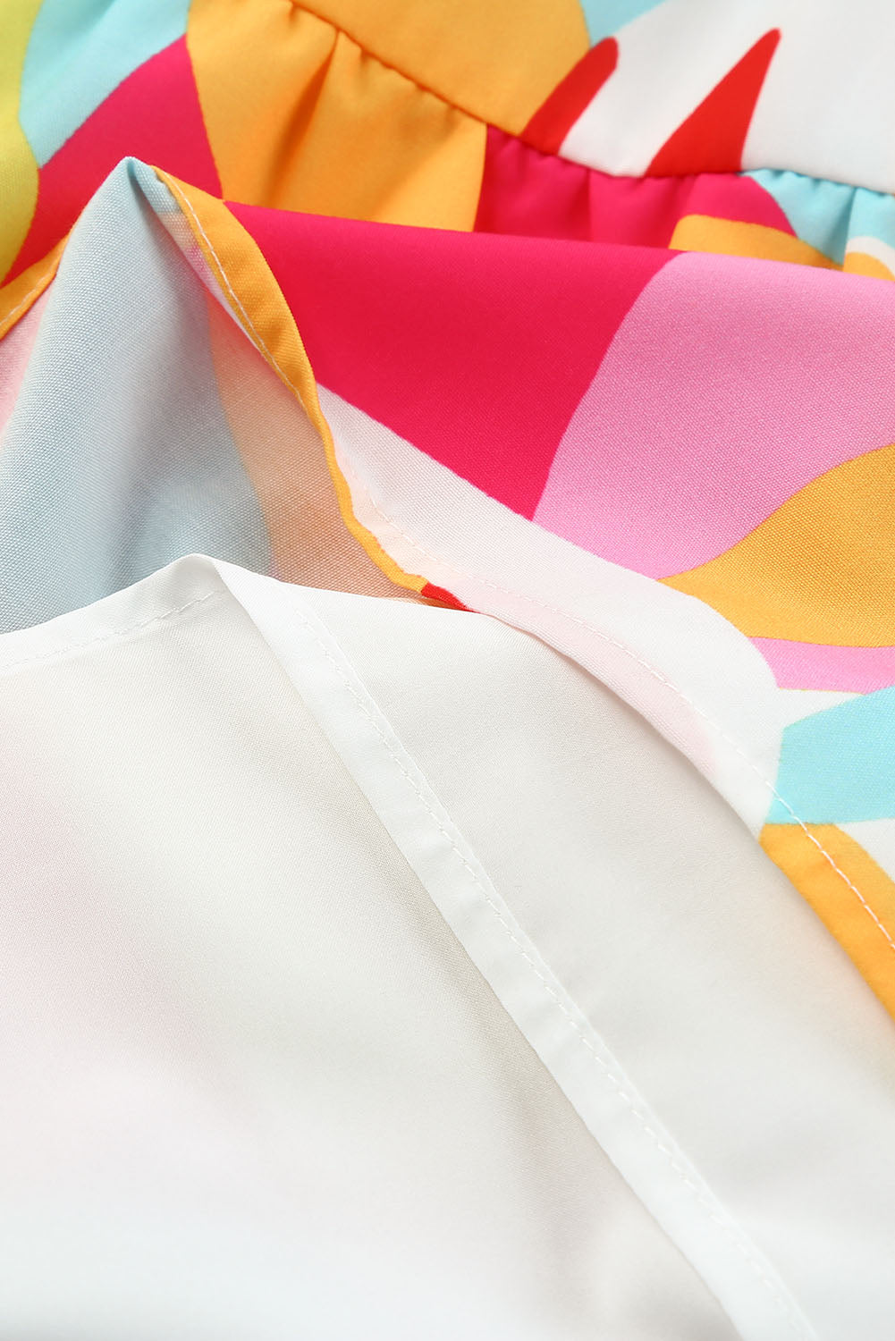 Mini-Chic Robe nuisette smockée à imprimé géométrique multicolore