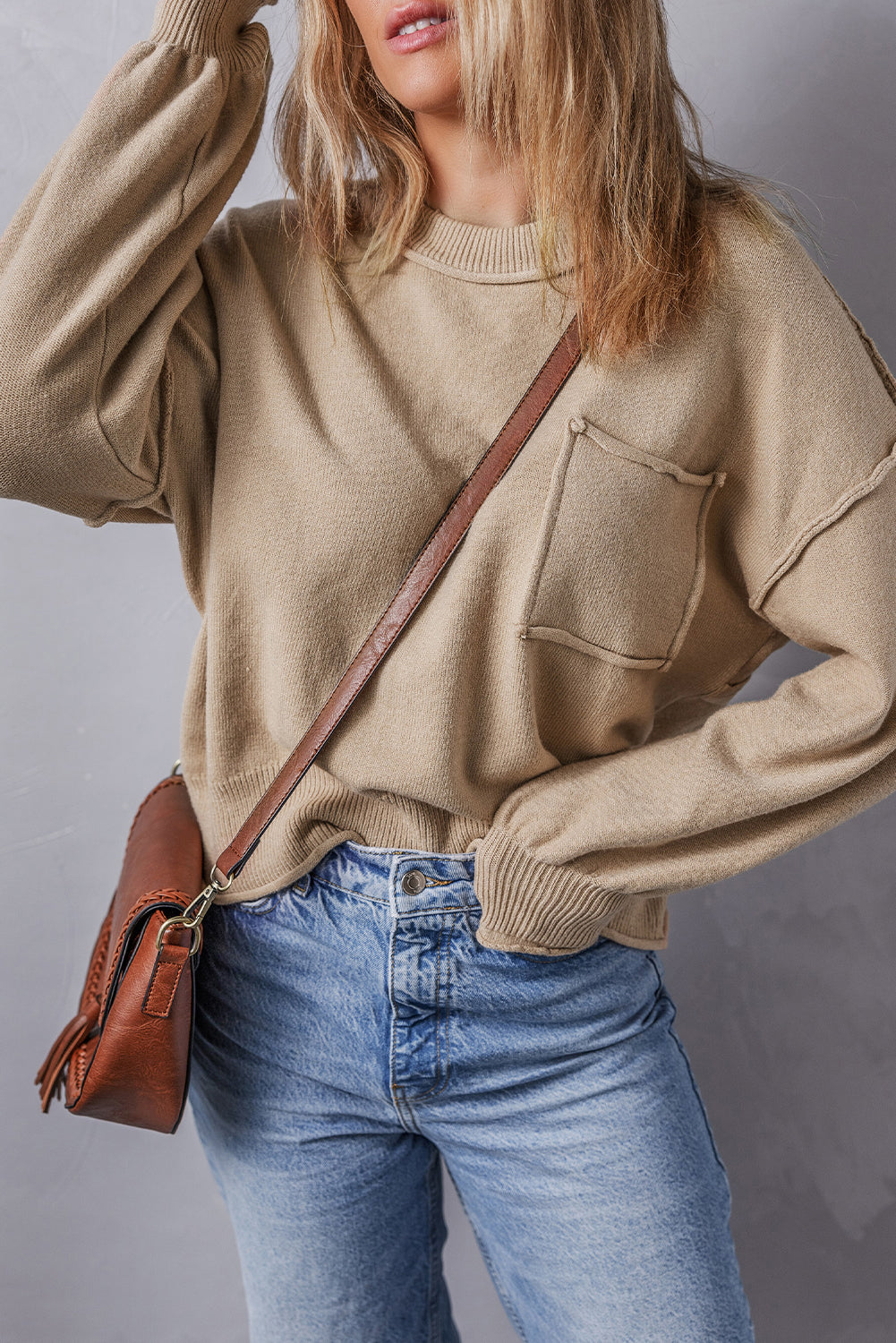Pull ample a bords bruts et poche plaquée, coutures apparentes