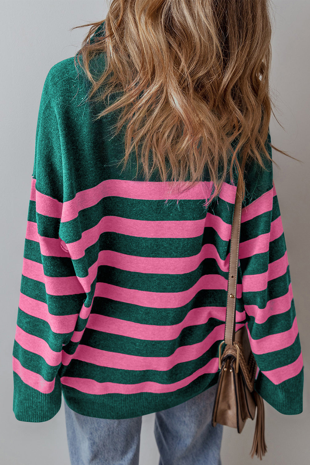Pull surdimensionné a col et fermeture éclair sur un quart