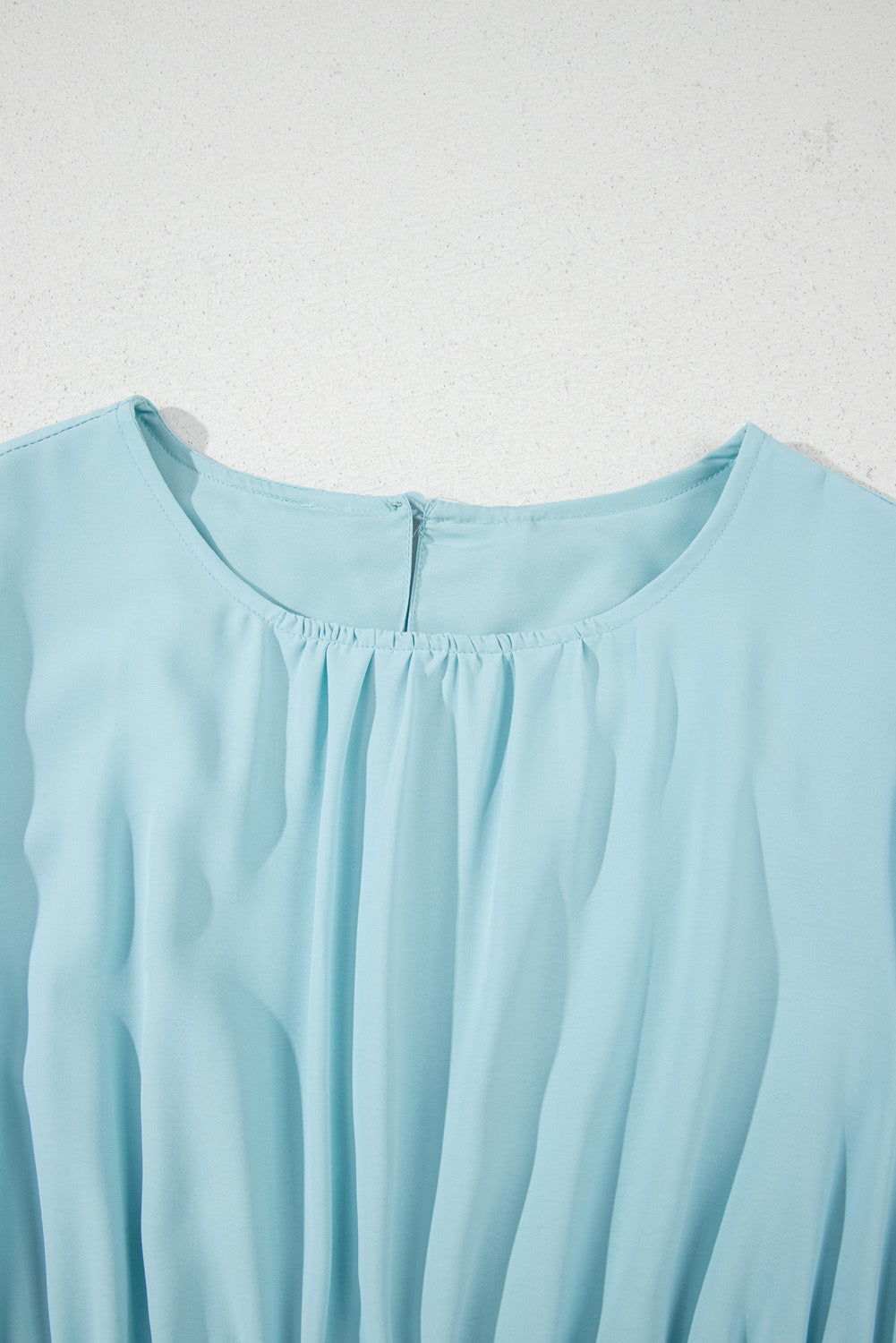Robe mi-longue fluide plissée à manches bouffantes et taille haute