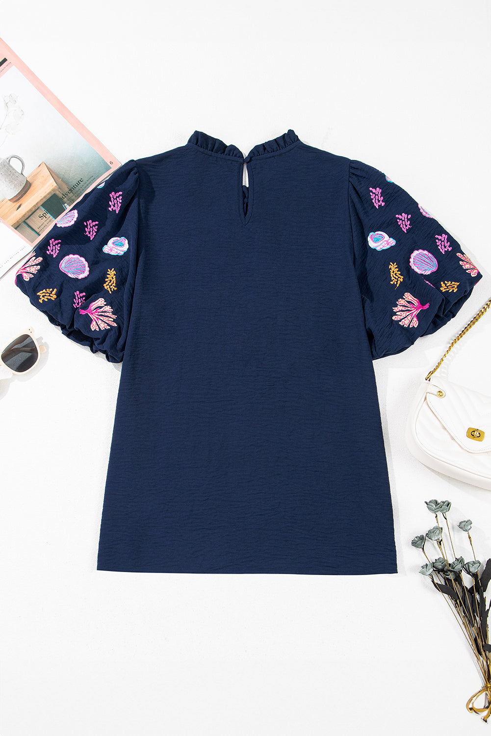 Chemisier à manches bouffantes et col à volants avec broderie corail et coquillages