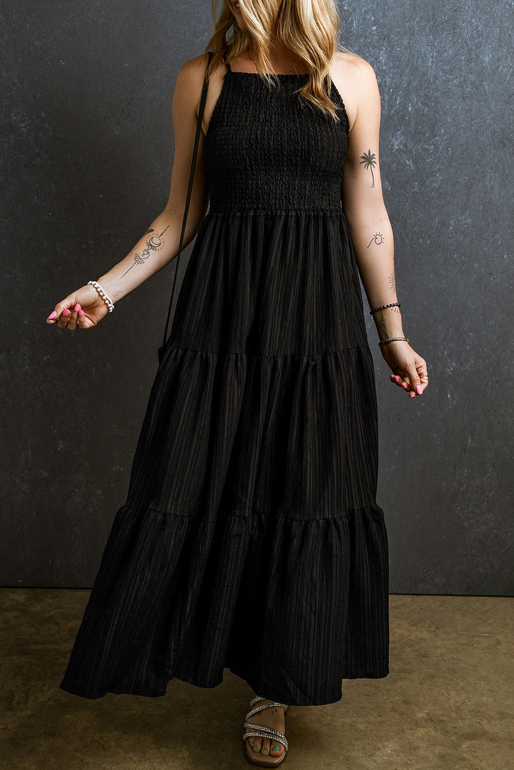 Robe longue smockée plissée à plusieurs niveaux et bretelles spaghetti