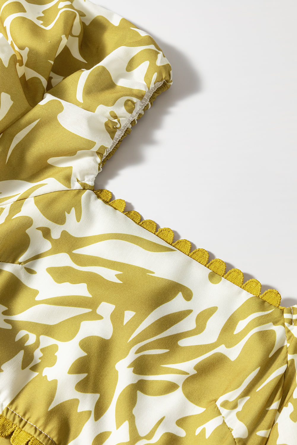 Robe longue fleurie taille haute à col carré et bordure festonnée