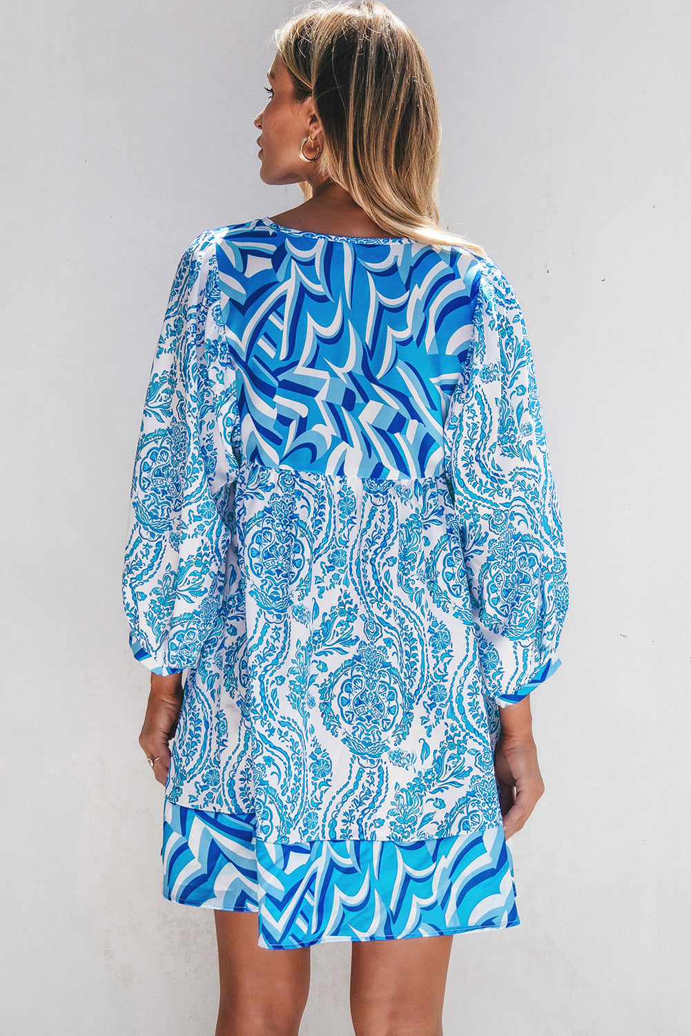 Mini-robe évasée à manches bouffantes et col en V noué à imprimé bohème