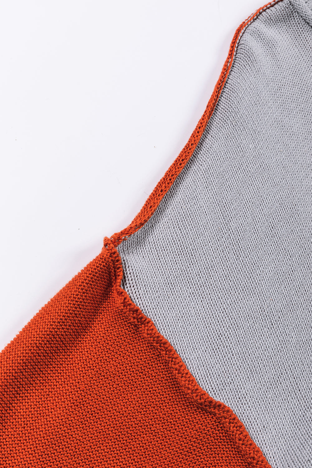 Pull à bordure côtelée et manches évêque color block