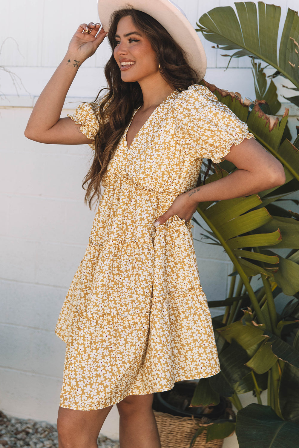 Mini-robe fleurie à volants et manches courtes, col en V