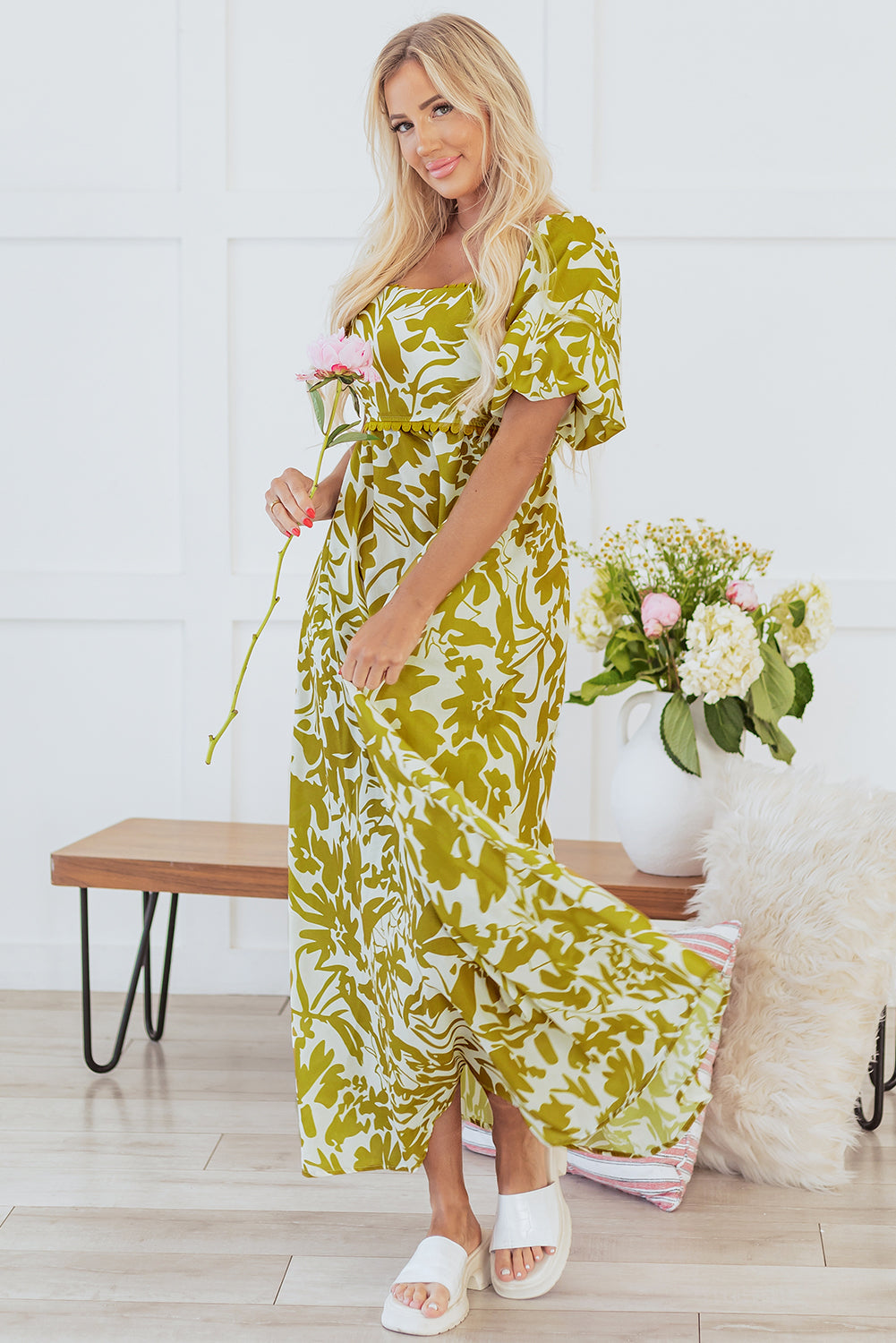 Robe longue fleurie taille haute à col carré et bordure festonnée