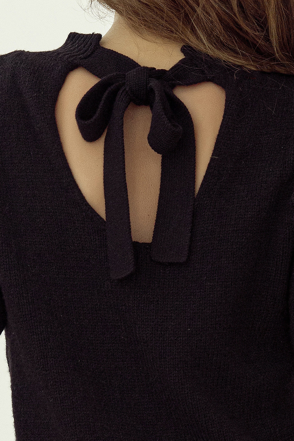 Pull en tricot a manches courtes et col en trou de serrure noué