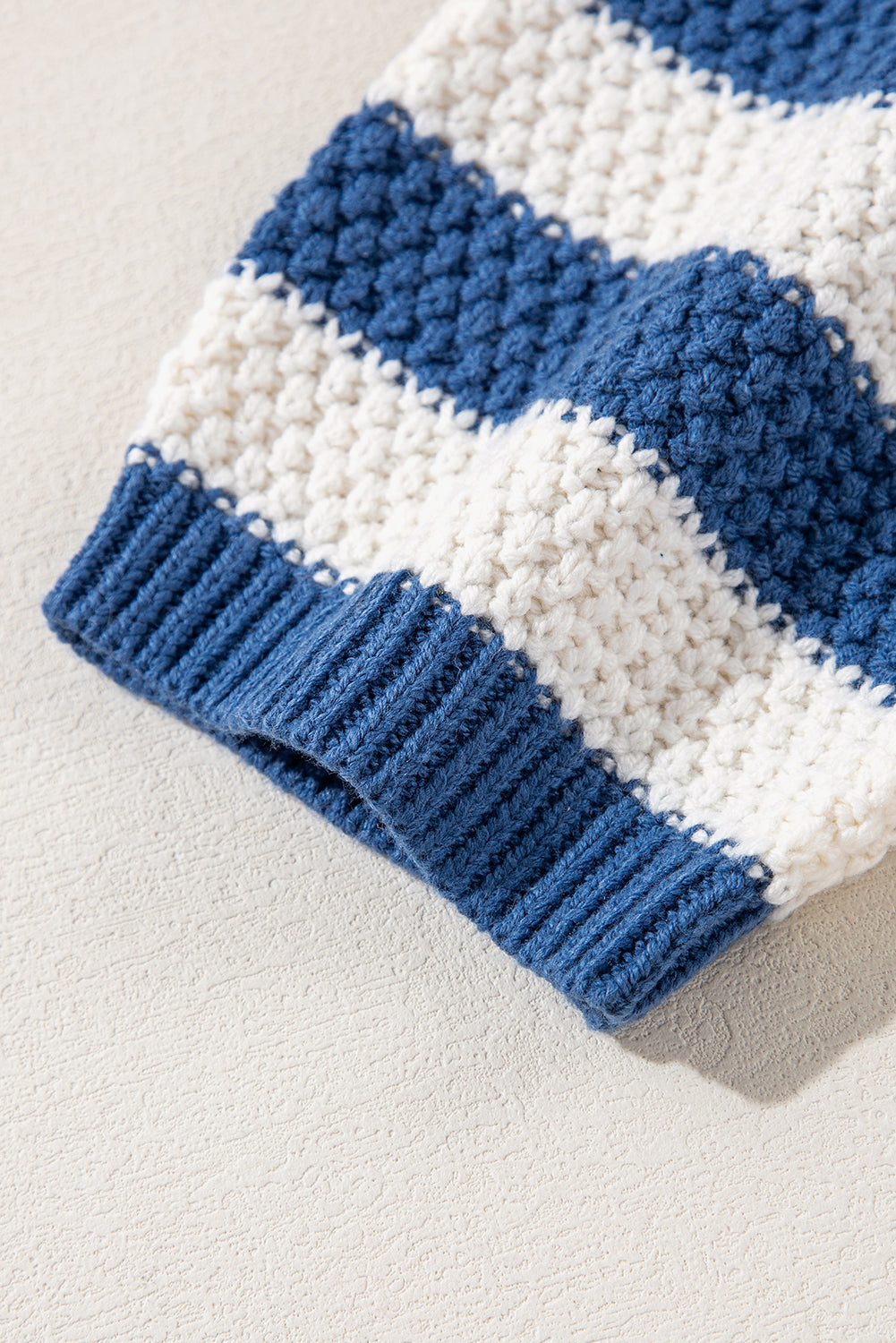 Pull a capuche avec poche et col en V