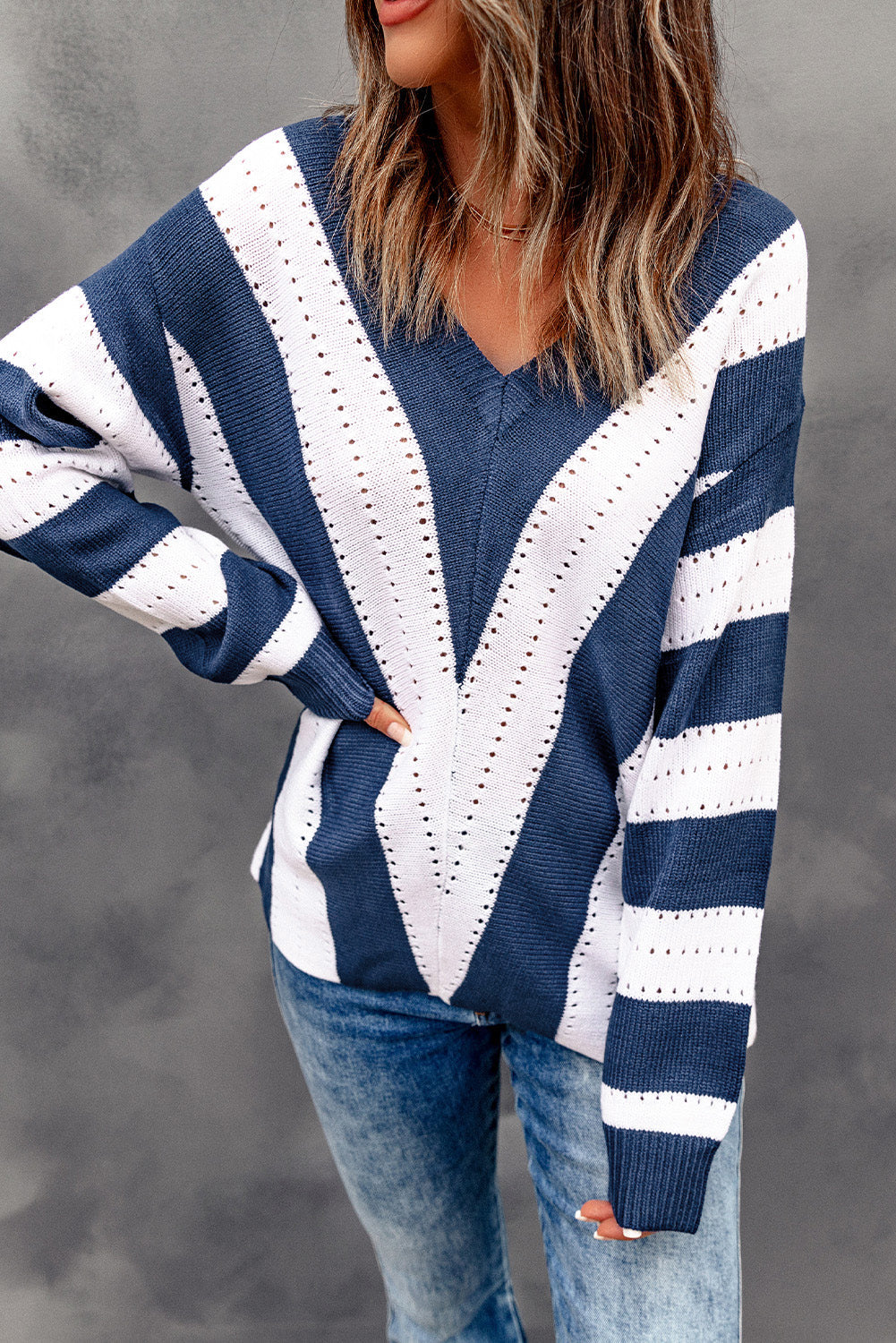 Pull tricoté a col en V rayé et color block