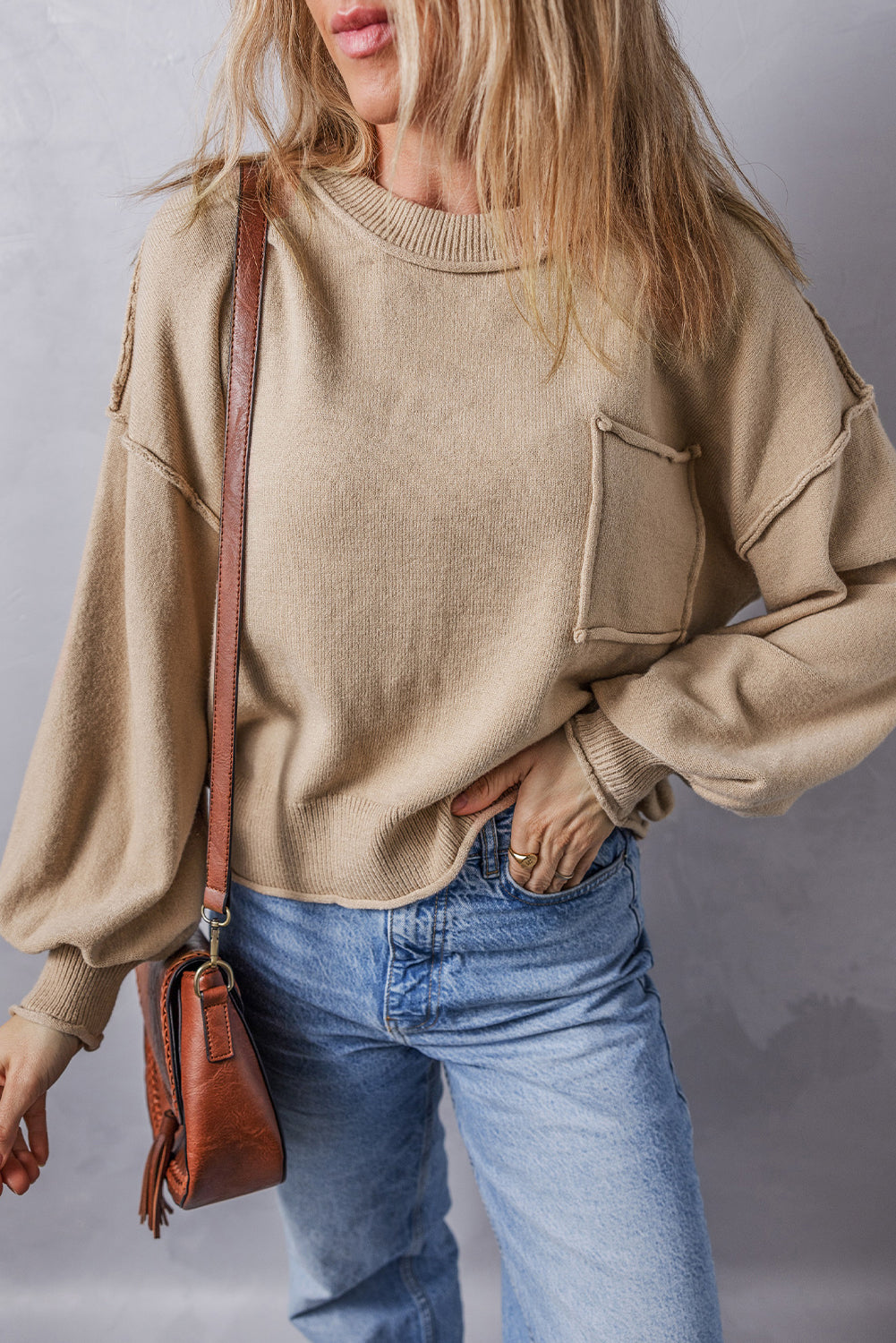 Pull ample a bords bruts et poche plaquée, coutures apparentes